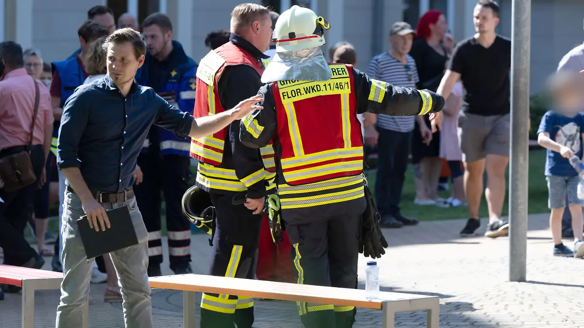 23.08.2023, Sachsen, Bischofswerda: Einsatzkräfte der Feuerwehr stehen auf dem Schulhof einer Grund- und Oberschule. Laut eines Polizeisprechers soll Amokalarm ausgelöst worden sein. Foto: Sebastian Kahnert/dpa - ACHTUNG: Nur zur redaktionellen Verwendung im Zusammenhang mit der aktuellen Berichterstattung und nur mit vollständiger Nennung des vorstehenden Credits +++ dpa-Bildfunk +++