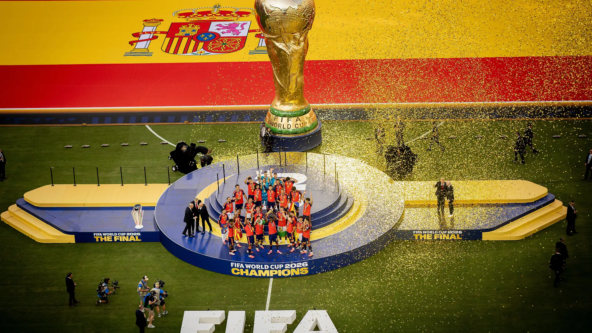 New York, USA 19th Jul 2026. Final jubilation Rodri (ESP) with Trophy, Temmates and King Felipe VI., Donald Trump ( President of the United States) and FIFA President Gianni Infantino Spain - Argentina World Cup Final Spanien - Argentinien 19.07.2026 Credit: Moritz Muller/Alamy Live News