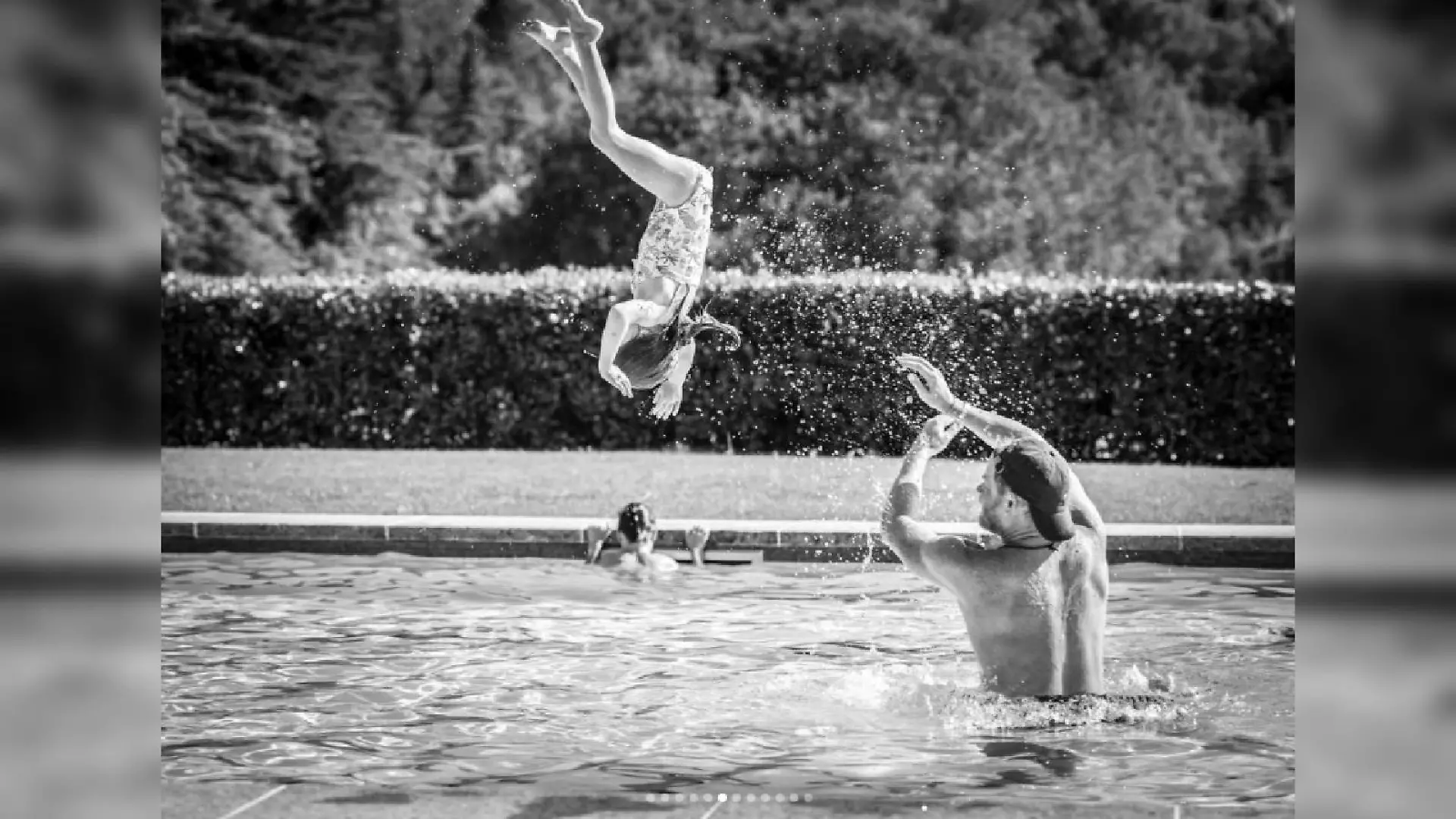 Prinz Harry spielt mit den Kindern im Pool