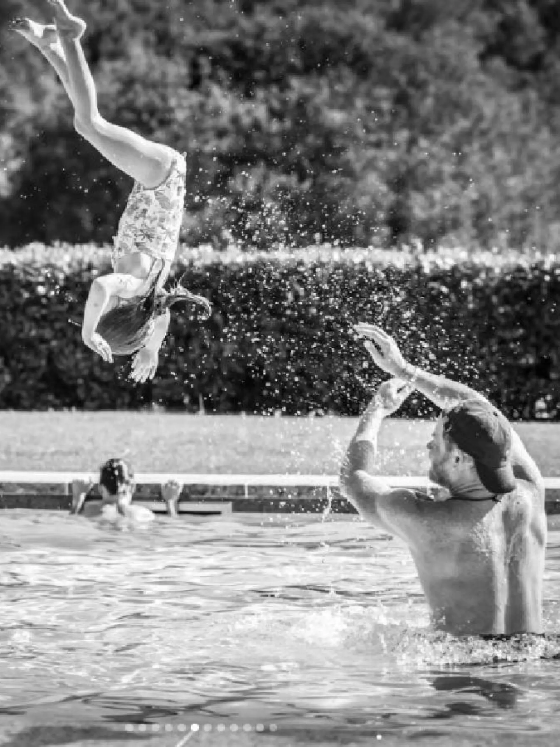 Prinz Harry spielt mit den Kindern im Pool