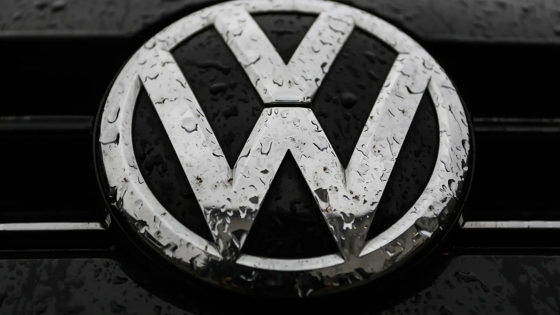 Raindrops are seen on the logo of Volkswagen car in Krakow, Poland on October 5, 2016. (Photo by Jakub Porzycki/NurPhoto)