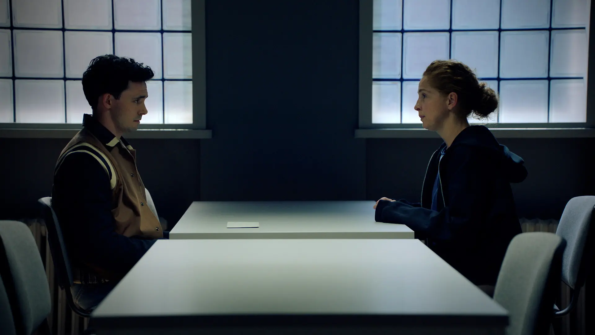 Luis (Marc Weinmann) nutzt die Chance, Nina (Maria Wedig) in der U-Haft besuchen zu können.