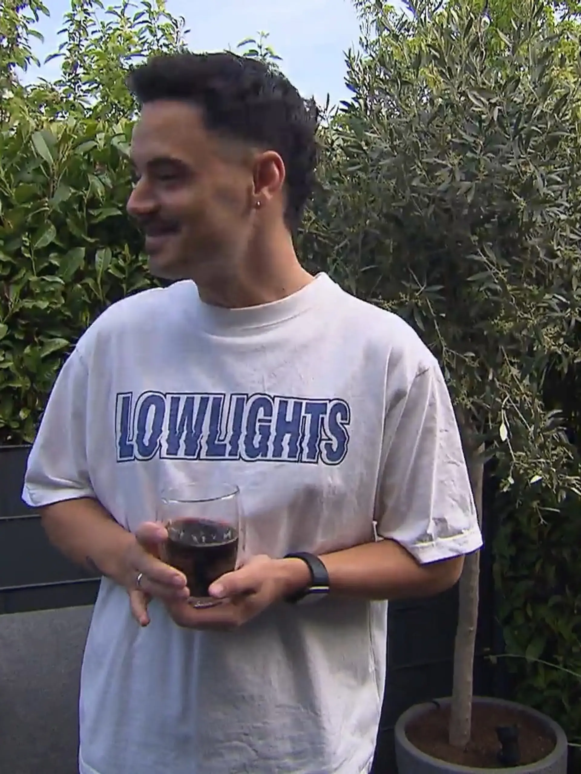 Bild zu: "Patrick verlegt den Aperitif in den Garten"