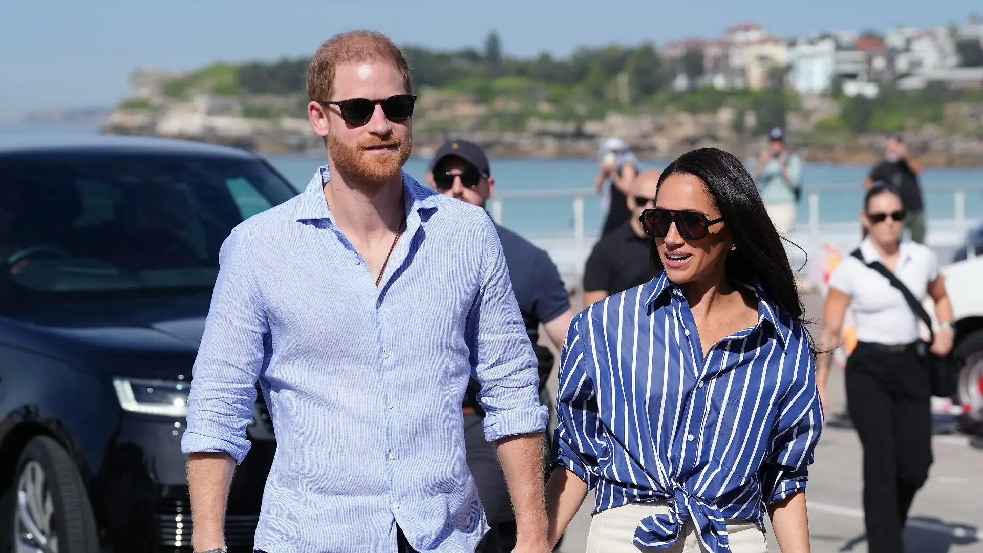Prinz Harry und Meghan, der Herzog und die Herzogin von Sussex, treffen bei einem Besuch am Bondi Beach in Australien freiwillige Ersthelfer des Bondi Surf Bathers’ Life Saving Club am Freitag, 17. April 2026.