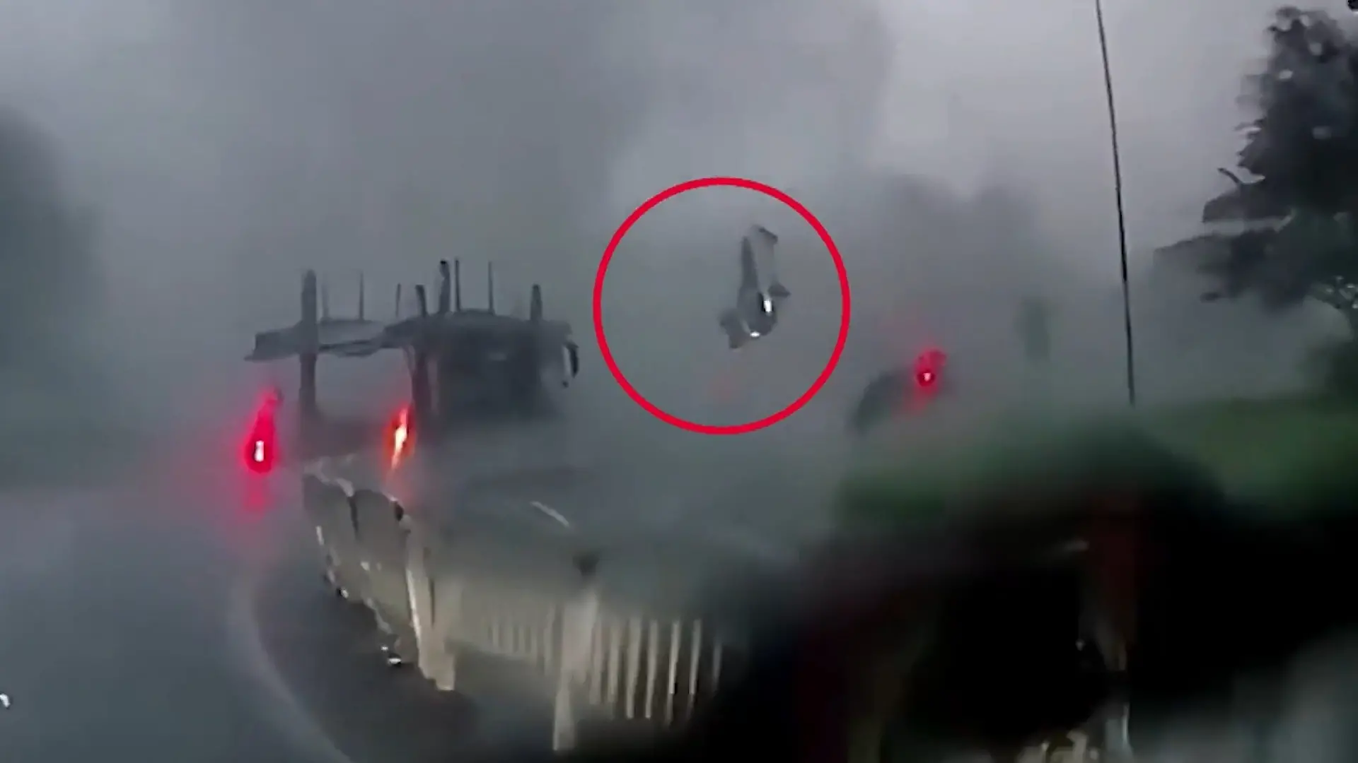 Mega-Unwetter auf der Autobahn! Tornado schleudert Pkw durch die Luft Männer sitzen noch drin