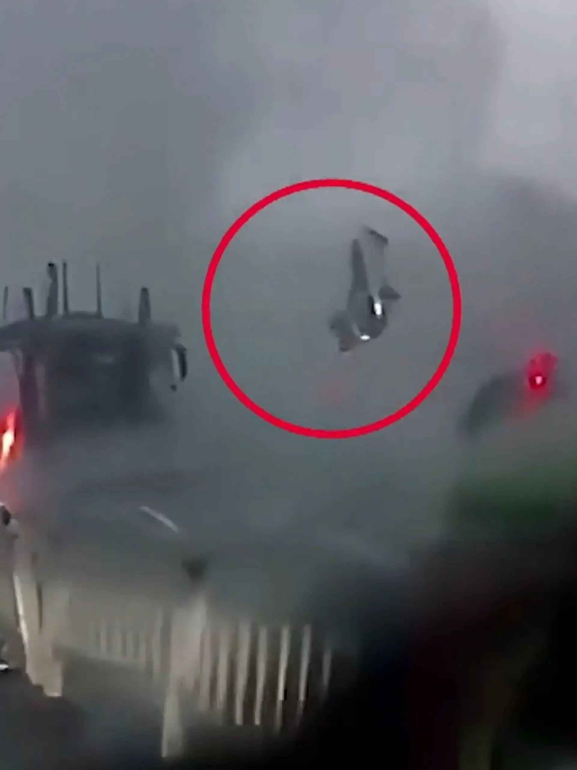 Bild zu: "Mega-Unwetter auf der Autobahn! Tornado schleudert Pkw durch die Luft"