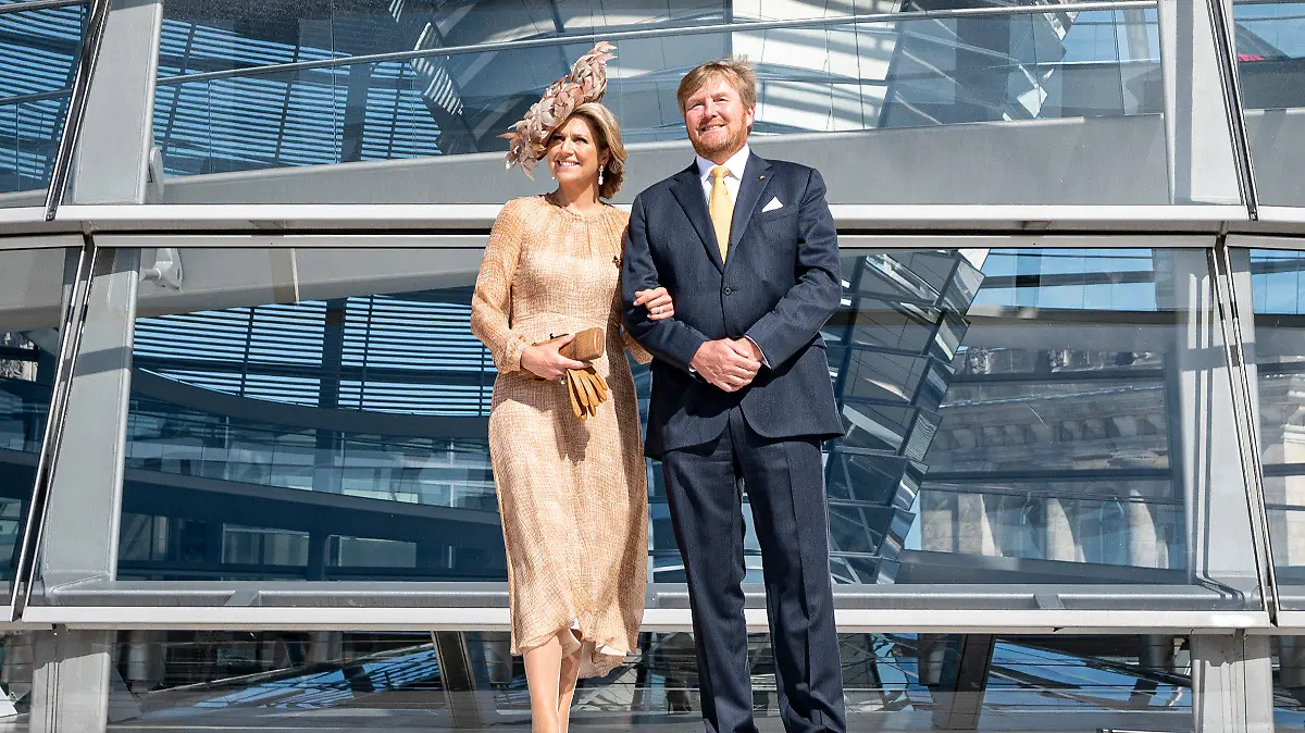 06.07.2021, Berlin: König Willem-Alexander der Niederlande (l) und Königin Maxima besuchen die Dachterrasse des Reichstagsgebäude des Deutschen Bundestags. Das niederländische Königspaar ist zu einem dreitägigen Staatsbesuch in Berlin. Foto: Fabian Sommer/dpa +++ dpa-Bildfunk +++