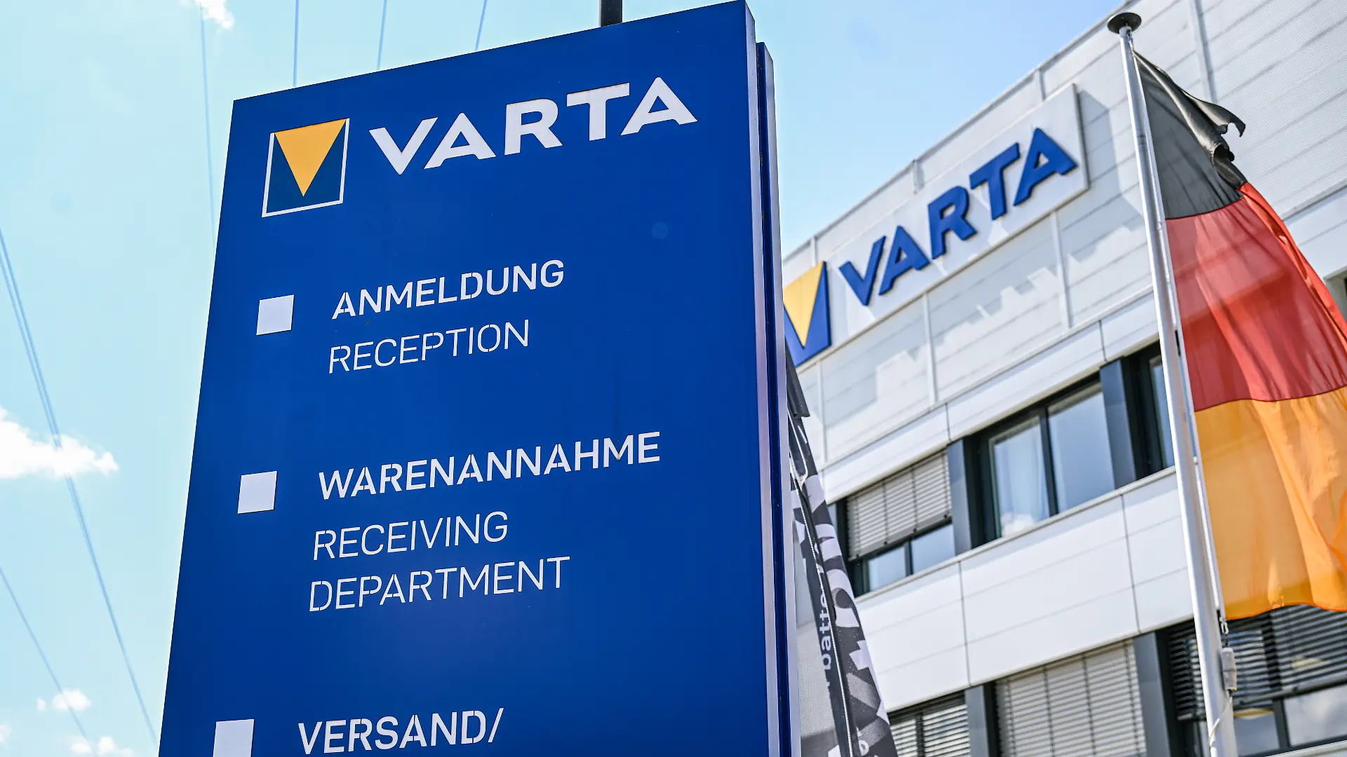 Der Schriftzug von Varta an einem Firmengebäude. Wichtige Geldgeber des angeschlagenen Konzerns wollen das Geschäft mit Haushaltsbatterien abspalten. Die blau-gelben Batterien aus dem schwäbischen Ellwangen sind weltweit bekannt. Aber nun könnte das Traditionsunternehmen zerschlagen werden.