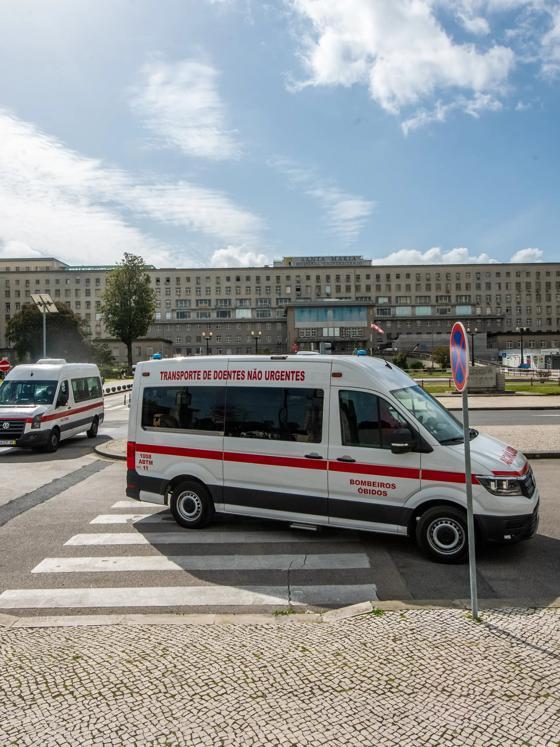 Ein Krankenwagen vor einem Krankenhaus in Portugal. (zu dpa: «Kleines Mädchen stirbt vergessen in Kita-Bus») +++ dpa-Bildfunk +++
