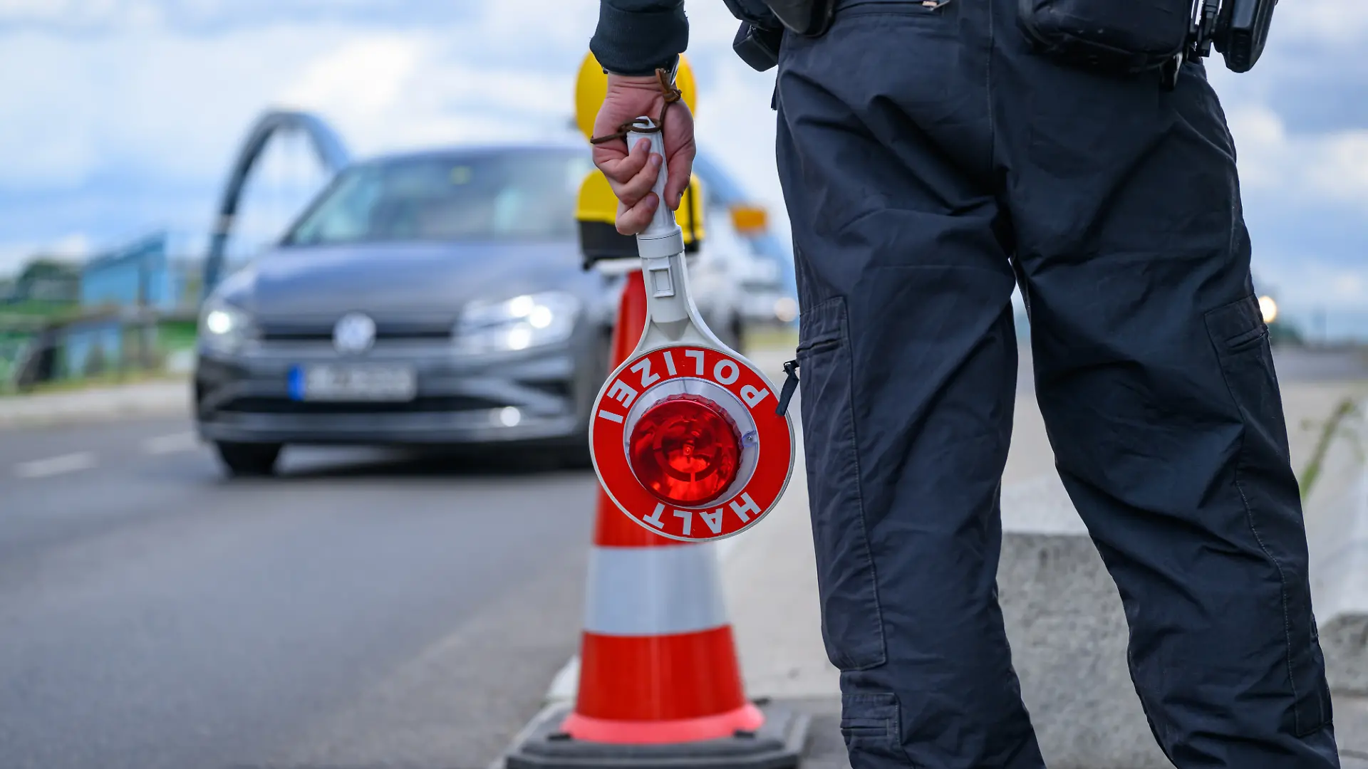 Ein Beamter der Bundespolizei steht am deutsch-polnischen Grenzübergang Stadtbrücke bei der Einreise nach Deutschland. Schnellere Asylverfahren, mehr Solidarität zwischen den EU-Staaten und demnächst vielleicht auch Abschiebezentren in Drittstaaten? Die Europäische Asylreform (Geas) tritt an diesem Freitag (12.06.2026) in Kraft. Sie soll einen jahrelangen Streit zwischen den EU-Staaten beilegen und Migration besser steuern. Für Schutzsuchende könnten die Regeländerungen deutliche Einschnitte mit sich bringen - auch für Deutschland, das eine Zeit lang Hauptzielstaat von Asylsuchenden in Europa war, hat die Geas-Reform Folgen.