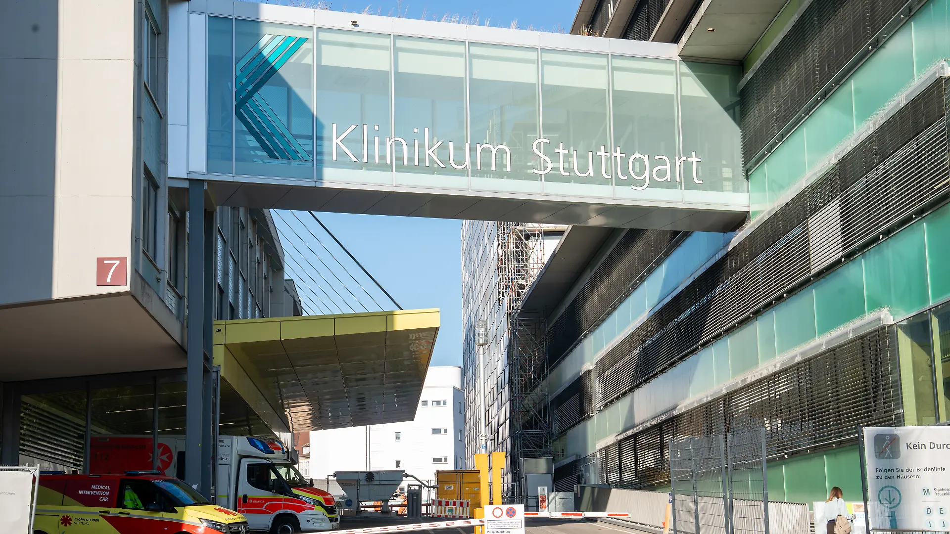 Blick auf ein Gebäude des Klinikums Stuttgart. Nach dem lebensgefährlichen Angriff auf eine Frau an ihrem Arbeitsplatz in einem Stuttgarter Einkaufszentrum soll der Tatverdächtige heute einem Haftrichter vorgeführt werden. Die Frau war mit Stich- und Brandverletzungen in ein Krankenhaus gekommen und wurde dort laut einem Polizeisprecher operiert.