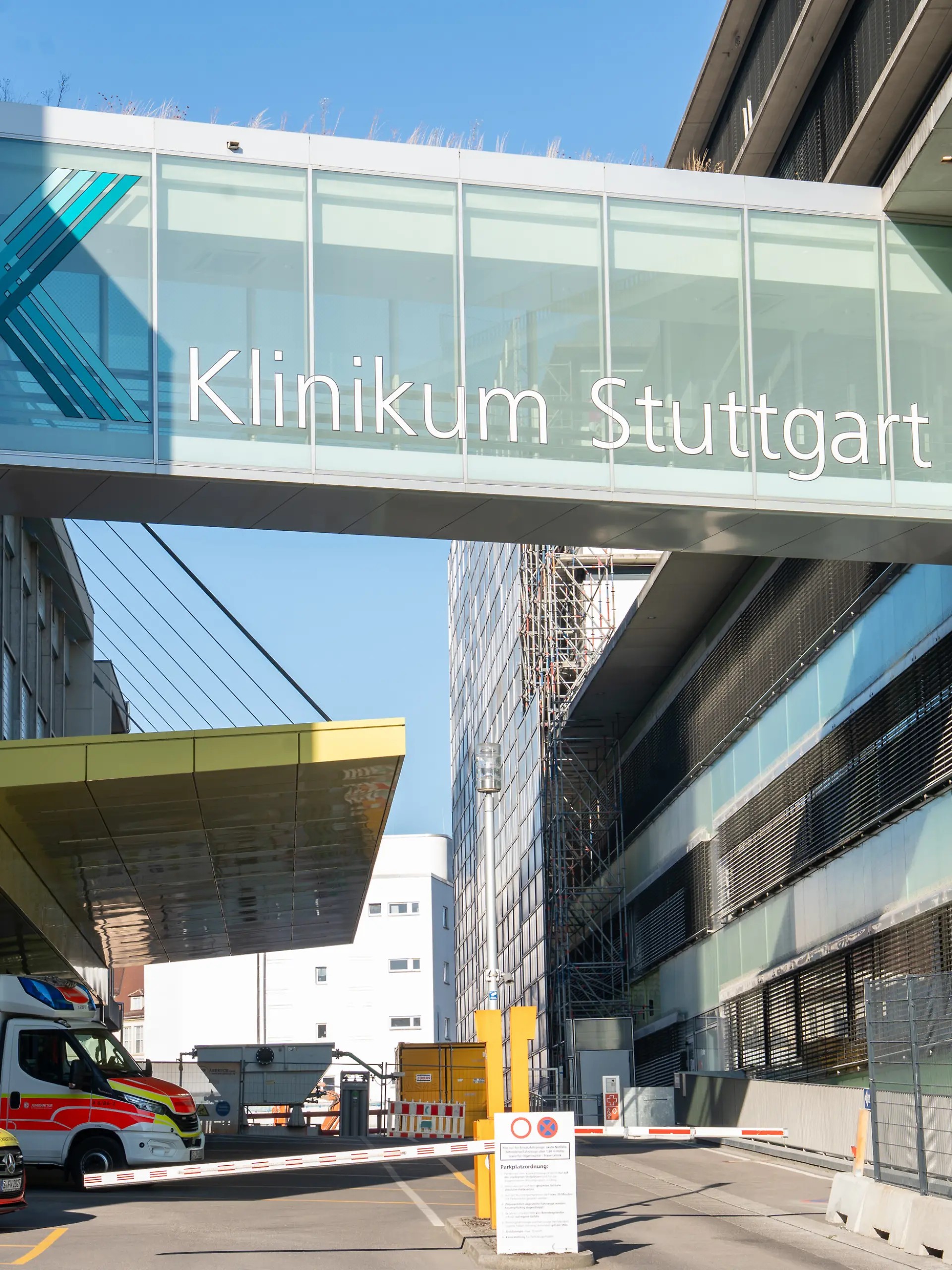Blick auf ein Gebäude des Klinikums Stuttgart. Nach dem lebensgefährlichen Angriff auf eine Frau an ihrem Arbeitsplatz in einem Stuttgarter Einkaufszentrum soll der Tatverdächtige heute einem Haftrichter vorgeführt werden. Die Frau war mit Stich- und Brandverletzungen in ein Krankenhaus gekommen und wurde dort laut einem Polizeisprecher operiert.