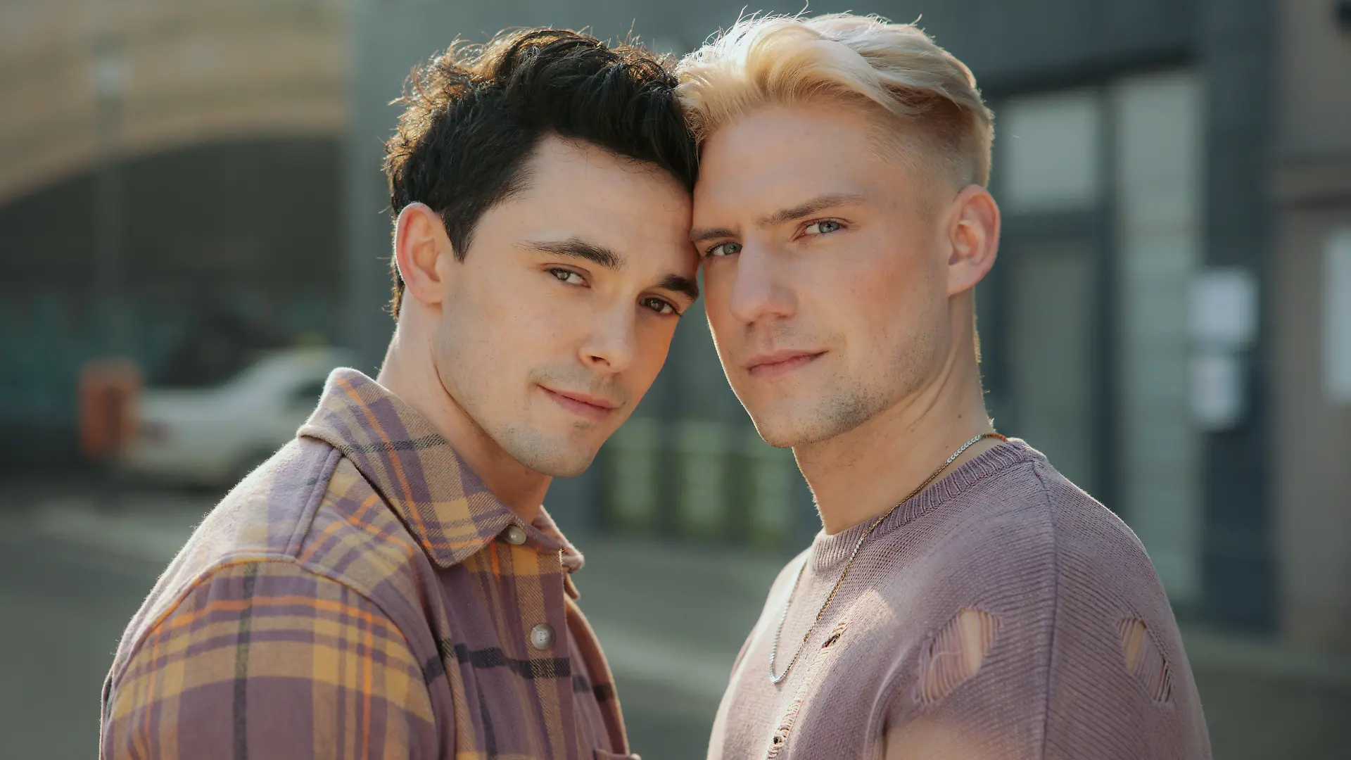 Marc Weinmann (spielt „Luis Ahrens”, l.) und Lennart Borchert (spielt „Moritz Bode”)