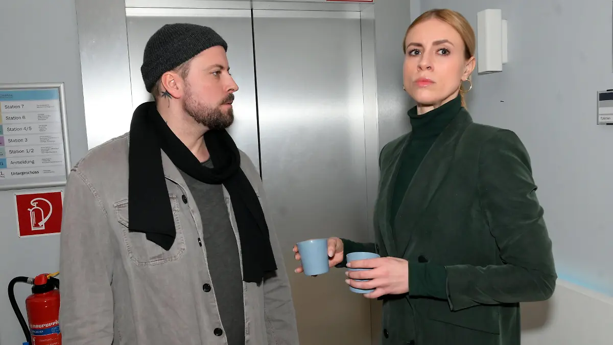 John (Felix von Jascheroff) ist fassungslos, dass Zoe (Lara Dandelion Seibert) ihn angelogen hat. Er trifft eine wichtige Entscheidung...