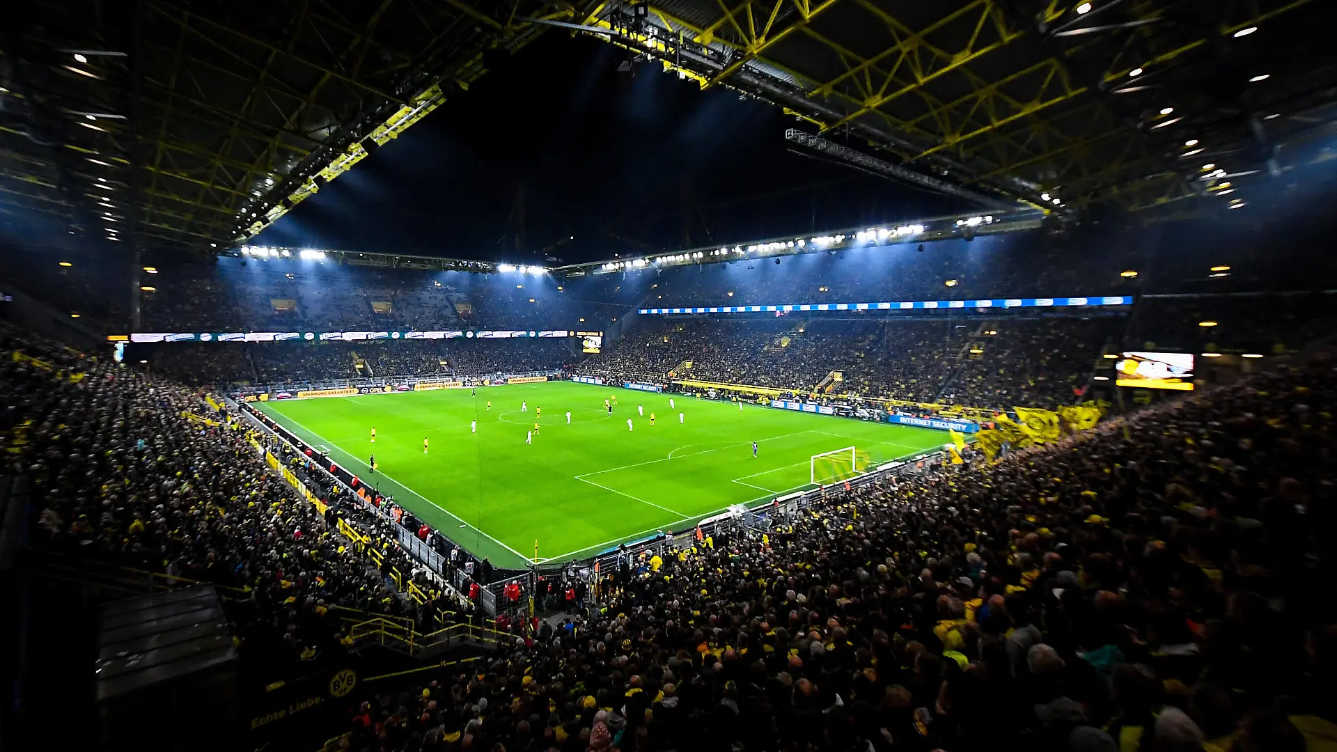 Fußball: 1. Bundesliga, Saison 2019/2020, 1. Spieltag, Borussia Dortmund - Borussia Mönchengladbach am 19.10.2019 im Signal Iduna Park in Dortmund Nordrhein-Westfalen. Stadion, Flutlicht, Hinterleger, Feature, Allgemein, Spielfeld, Rasen, DFL REGULATIONS PROHIBIT ANY USE OF PHOTOGRAPHS AS IMAGE SEQUENCES AND/OR QUASI-VIDEO. *** Football 1 Bundesliga, season 2019 2020, 1 matchday, Borussia Dortmund Borussia Mönchengladbach on 19 10 2019 at Signal Iduna Park in Dortmund North Rhine-Westphalia Stadium, floodlight, depositor, feature, general, playing field, grass, DFL REGULATIONS PROHIBIT ANY USE OF PHOTOGRAPHS AS IMAGE SEQUENCES AND OR QUASI VIDEO Copyright: xKirchner/ChristopherxNeundorfx