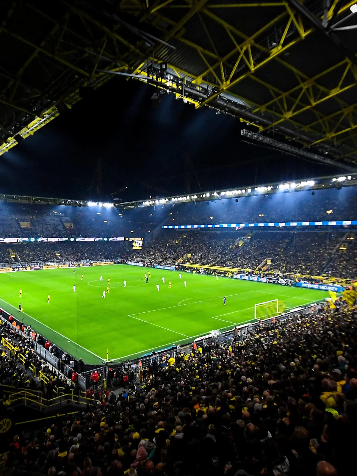  Fußball: 1. Bundesliga, Saison 2019/2020, 1. Spieltag, Borussia Dortmund - Borussia Mönchengladbach am 19.10.2019 im Signal Iduna Park in Dortmund Nordrhein-Westfalen. Stadion, Flutlicht, Hinterleger, Feature, Allgemein, Spielfeld, Rasen, DFL REGULATIONS PROHIBIT ANY USE OF PHOTOGRAPHS AS IMAGE SEQUENCES AND/OR QUASI-VIDEO. *** Football 1 Bundesliga, season 2019 2020, 1 matchday, Borussia Dortmund Borussia Mönchengladbach on 19 10 2019 at Signal Iduna Park in Dortmund North Rhine-Westphalia Stadium, floodlight, depositor, feature, general, playing field, grass, DFL REGULATIONS PROHIBIT ANY USE OF PHOTOGRAPHS AS IMAGE SEQUENCES AND OR QUASI VIDEO Copyright: xKirchner/ChristopherxNeundorfx