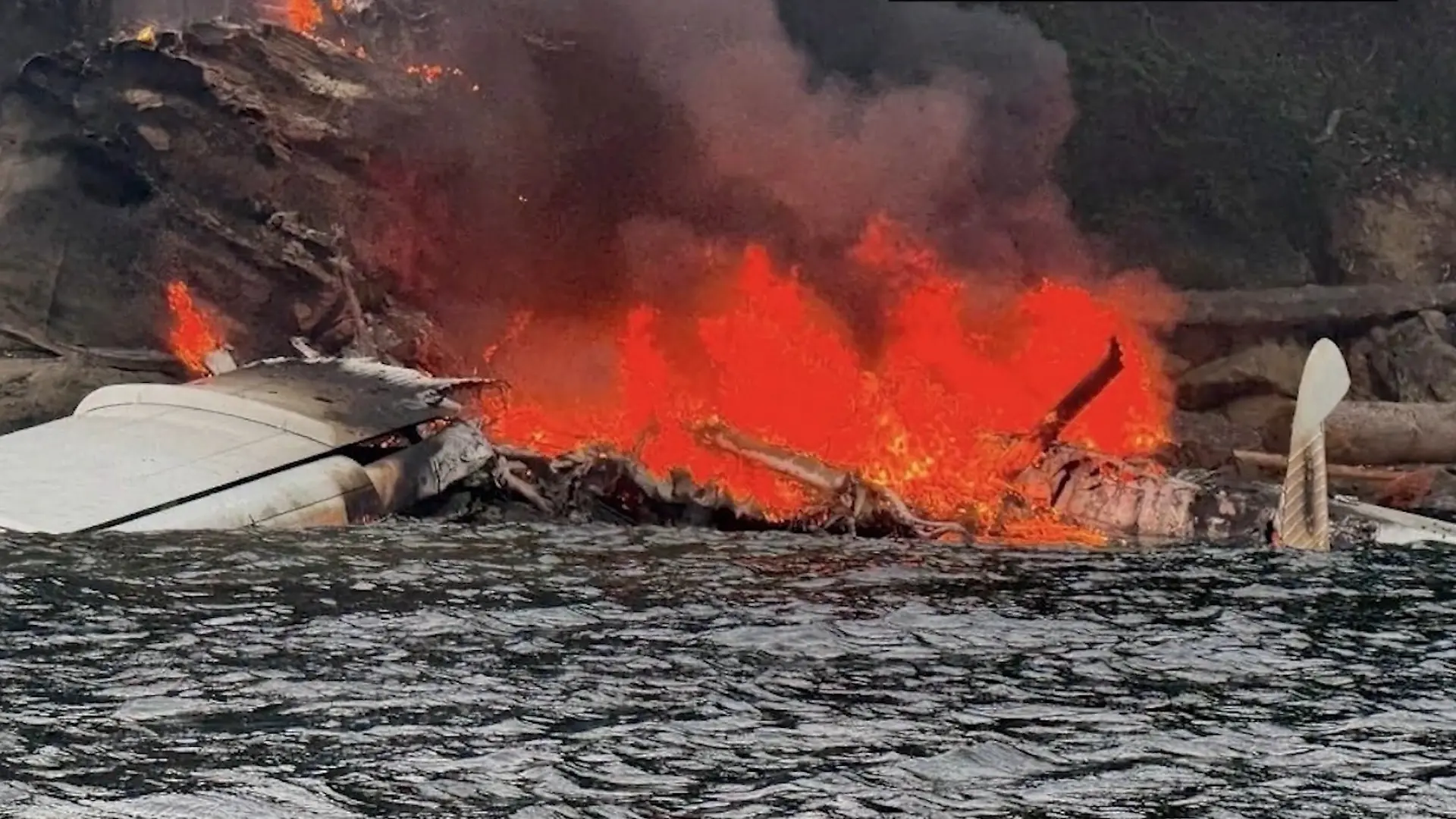 Flugzeug stürzt ab und kracht in Felswand – elf Personen an Bord Augenzeugen filmen Horror-Unfall
