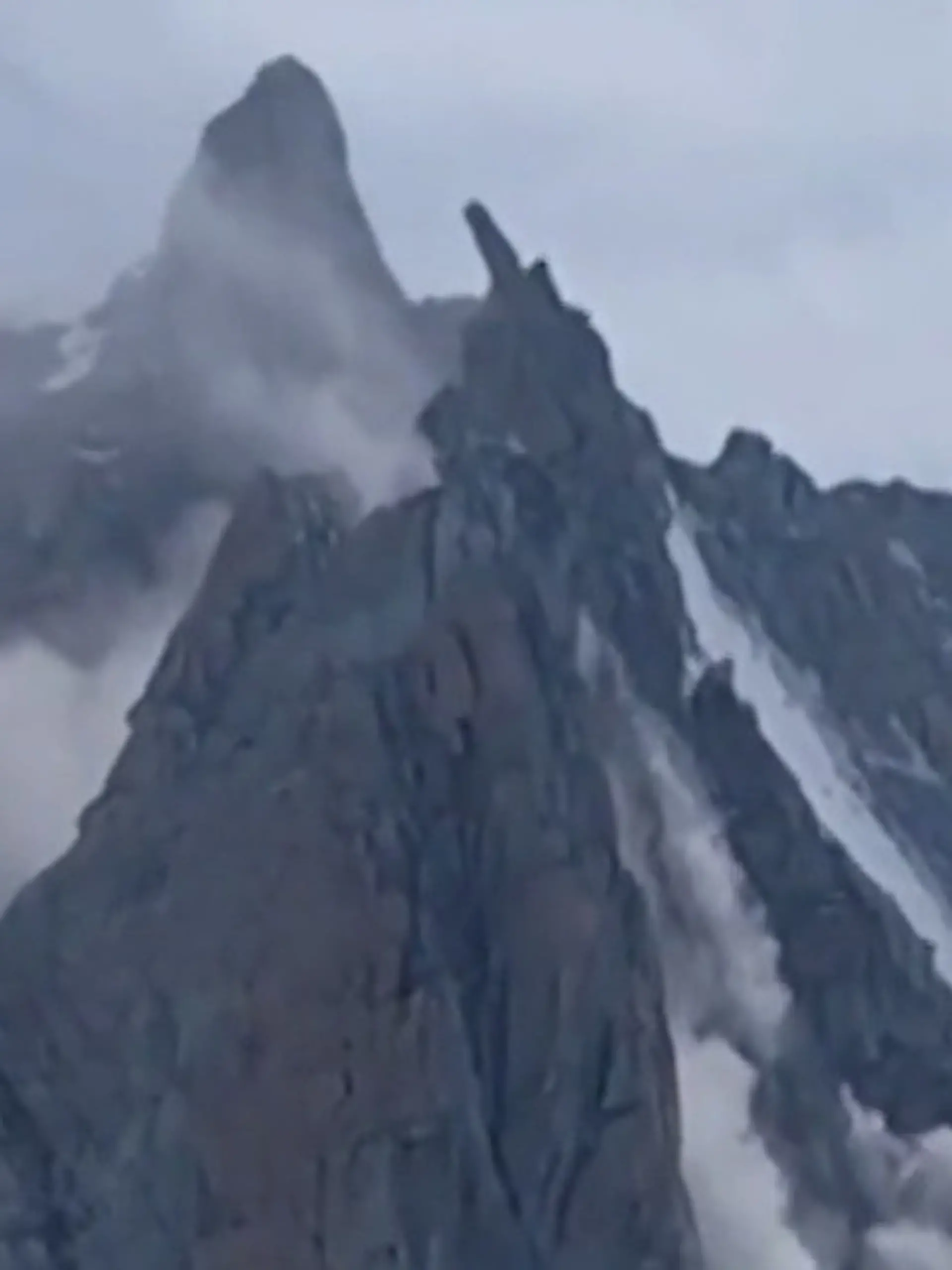 Bild zu: "Alpen-Drama am Mont Blanc! Riesige Felswand stürzt ein – direkt vor Bergsteigern"
