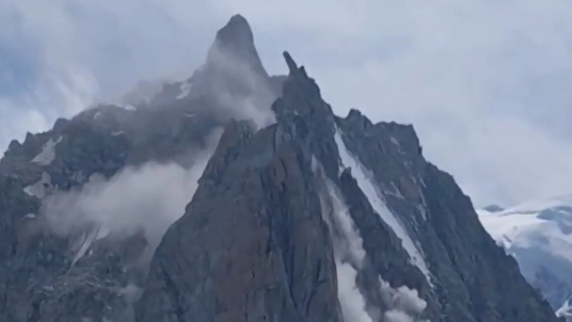 Alpen-Drama am Mont Blanc! Riesige Felswand stürzt ein – direkt vor Bergsteigern Nur wenige Meter entfernt