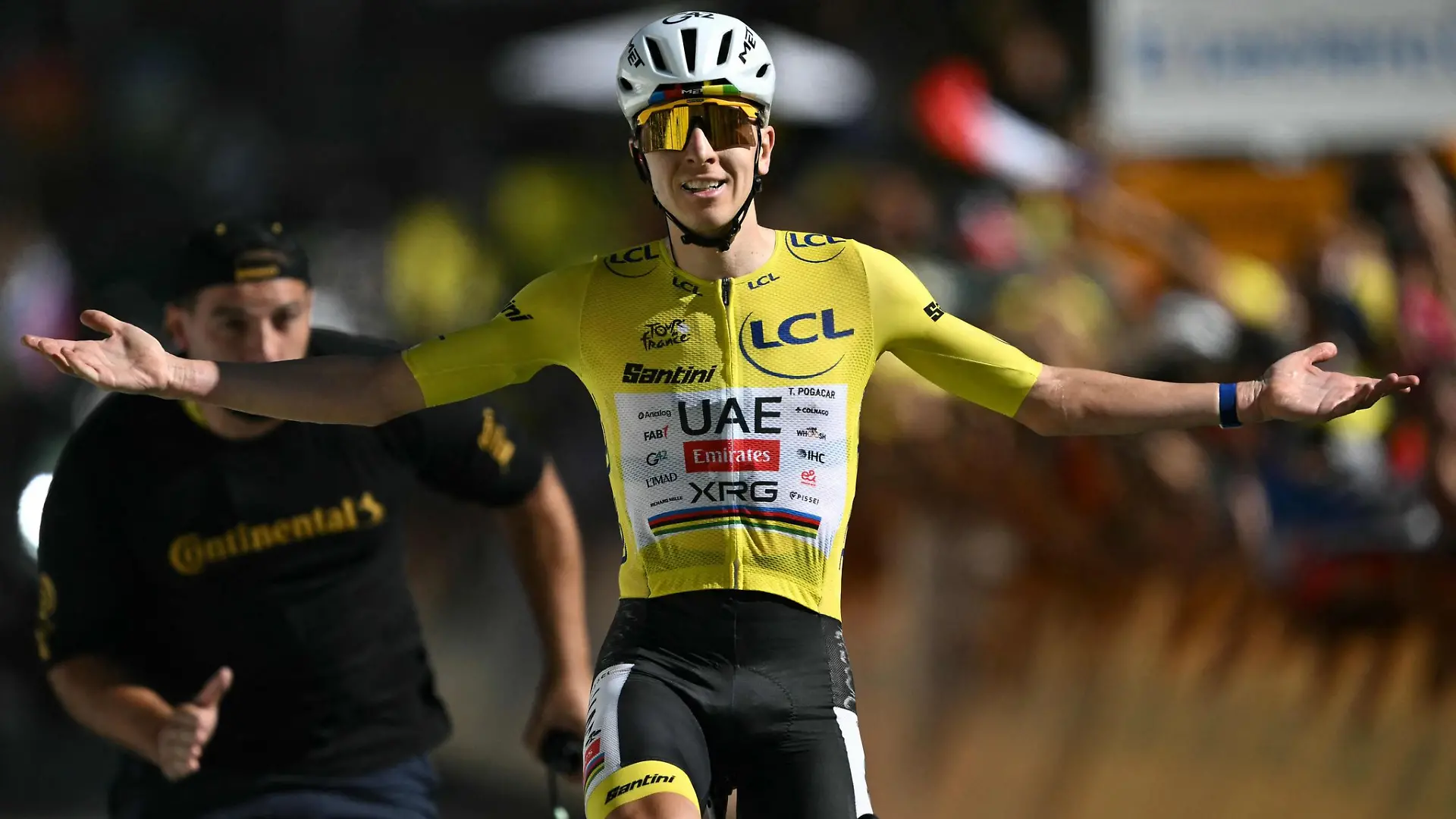 Tadej Pogacar triumphiert in Alpe d'Huez.