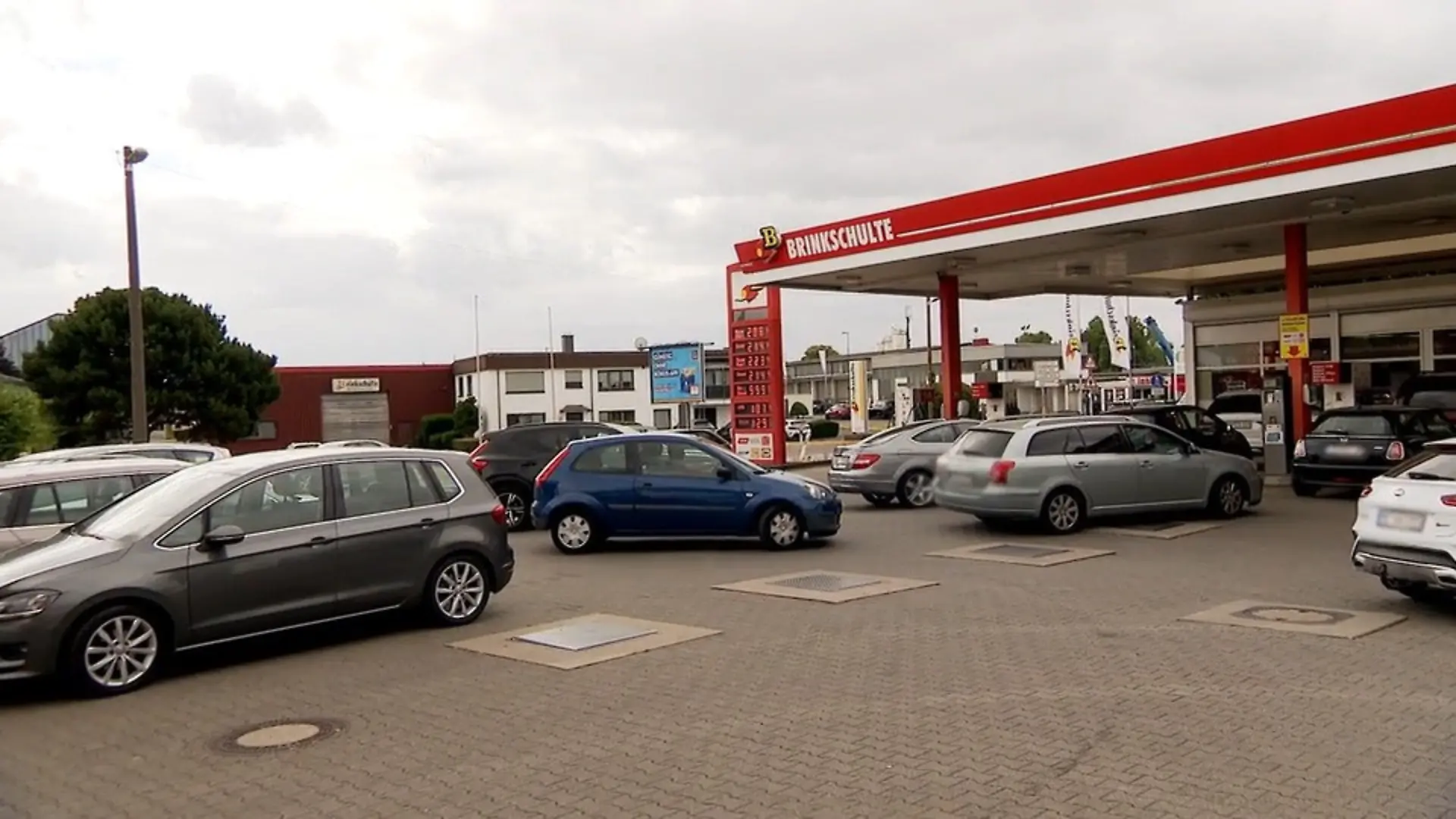 Tankstellen-Verstöße werden in NRW nicht geahndet 12-Uhr-Regel: Zuständig fühlt sich niemand