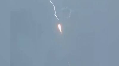 Bild von Extrem selten! Blitz schlägt in Rakete ein – direkt nach Start