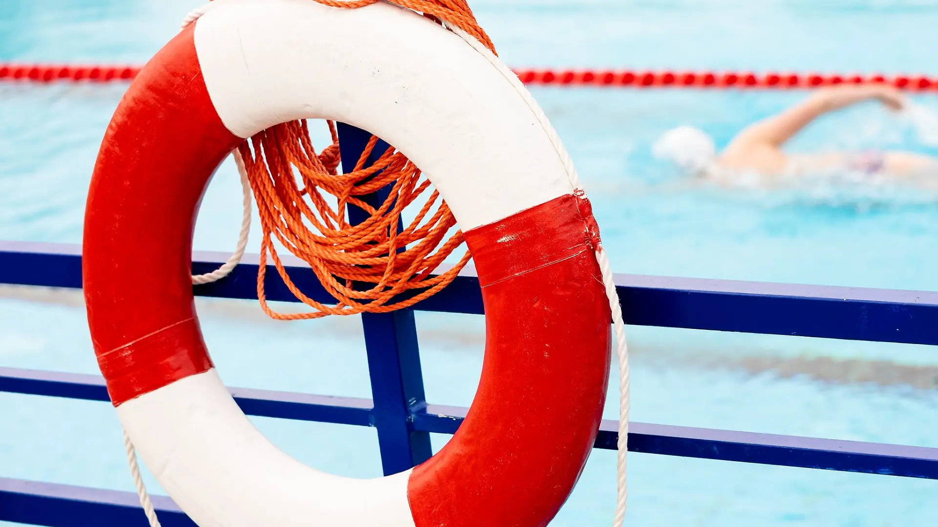 Ein acht Jahre alter Junge ist in einem Freibad aus einem Nichtschwimmerbecken gerettet worden. (Symbolbild)