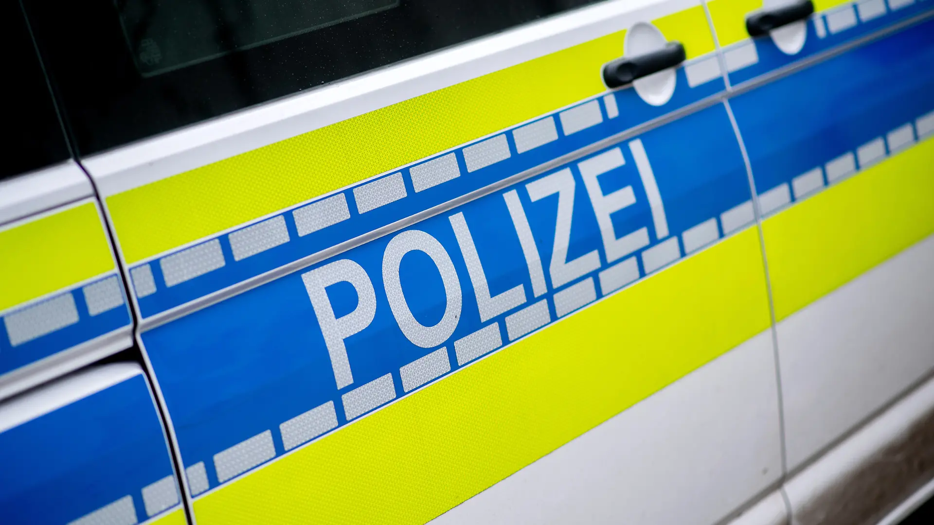 09.04.2024, Niedersachsen, Oldenburg: Ein Einsatzfahrzeug der Polizei steht im Stadtzentrum. Foto: Hauke-Christian Dittrich