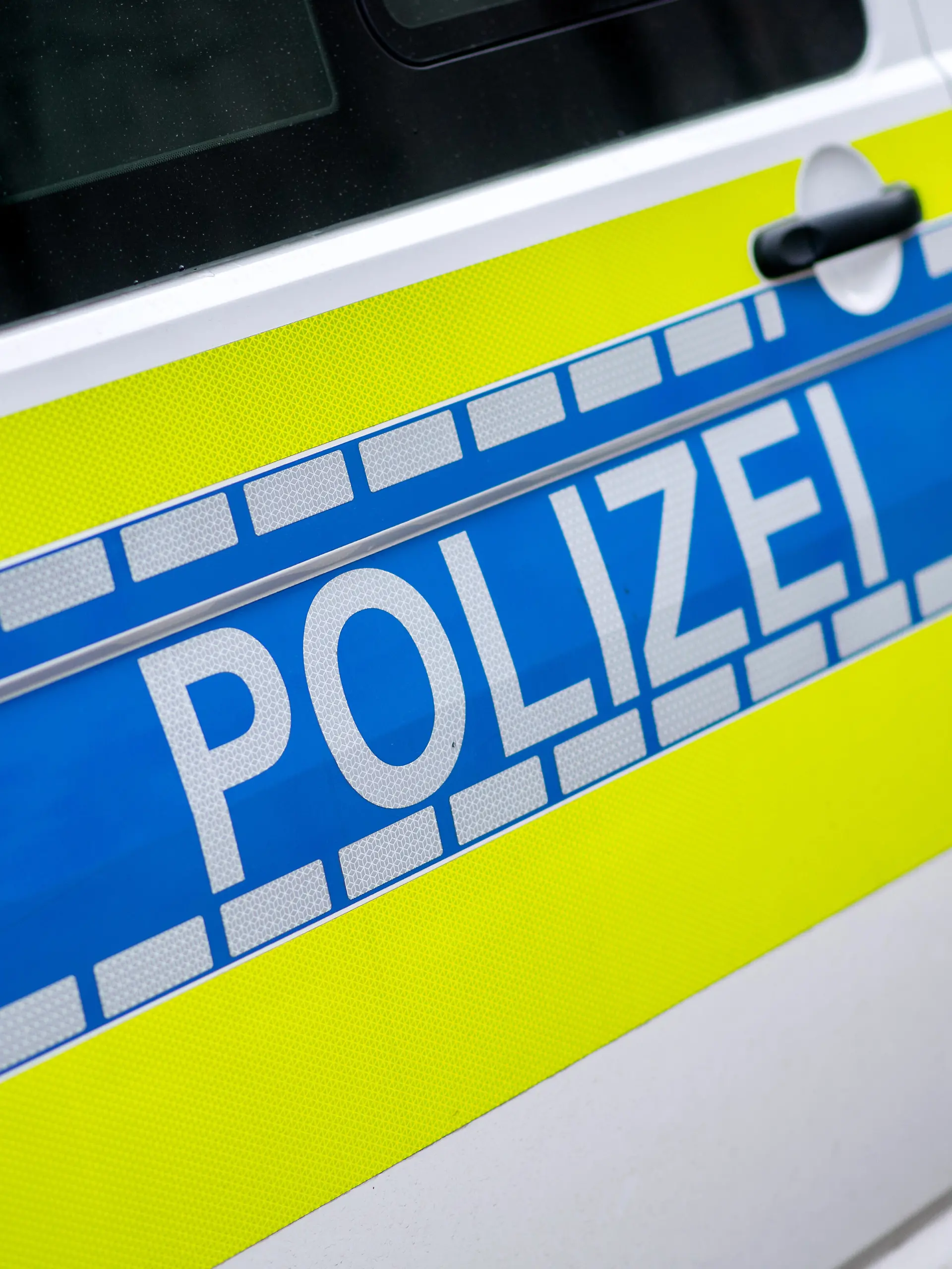 09.04.2024, Niedersachsen, Oldenburg: Ein Einsatzfahrzeug der Polizei steht im Stadtzentrum. Foto: Hauke-Christian Dittrich