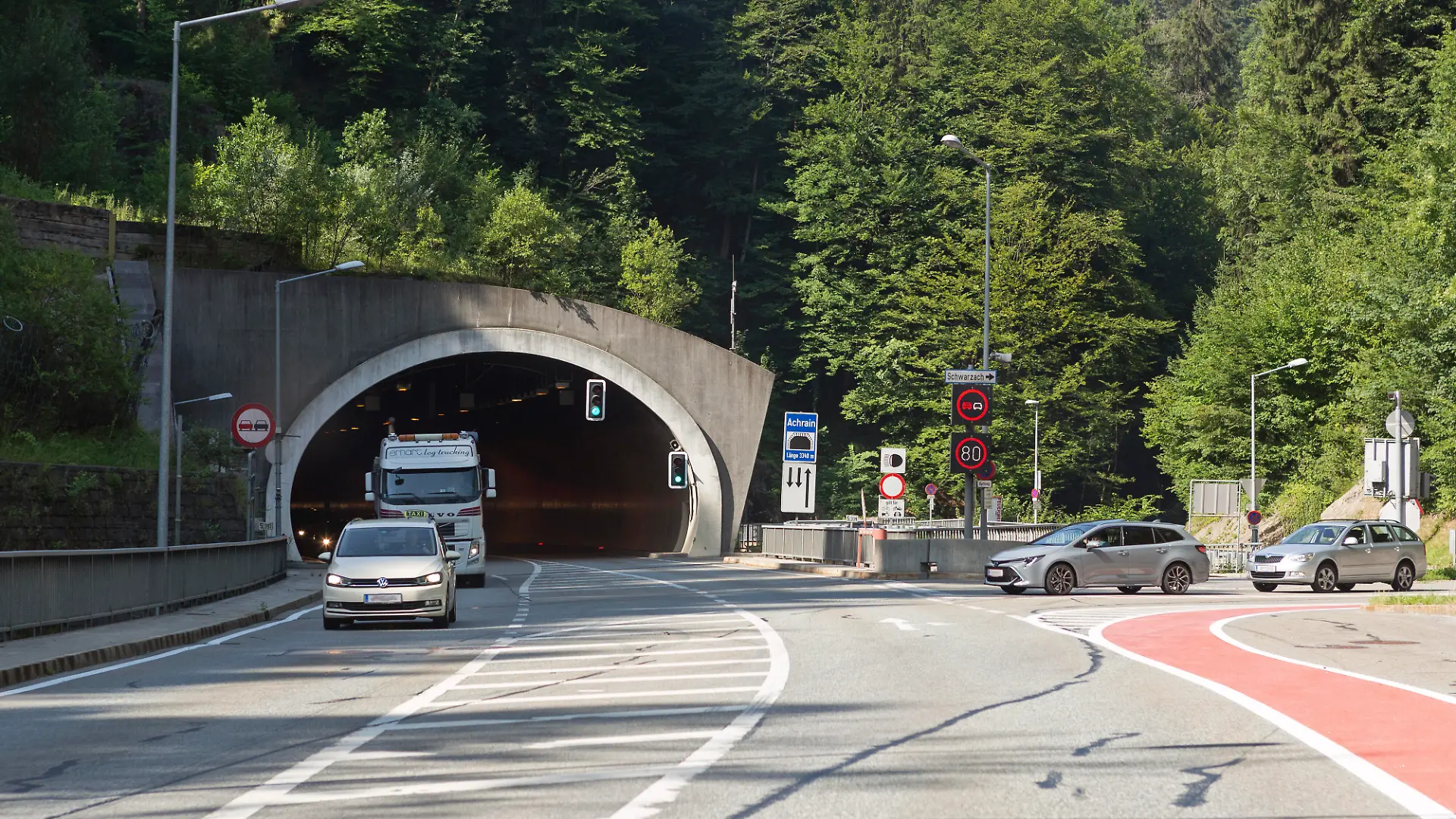 Das Paar war im Achraintunnel in Vorarlberg, Österreich, Richtung Paar Dornbirn unterwegs, als der Mann plötzlich sein Bewusstsein verliert.