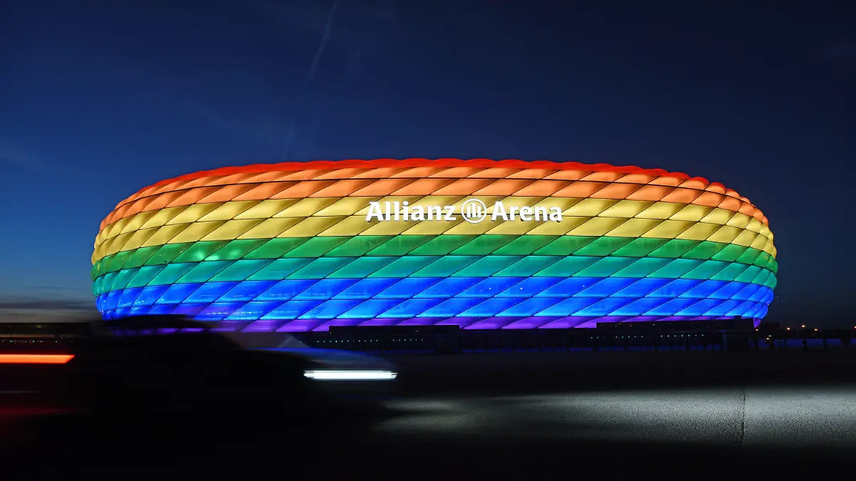 ARCHIV - 09.07.2016, Bayern, München: Die Hülle der Allianz Arena leuchtet anlässlich des Christopher Street Days in Regenbogenfarben. (zu dpa: «Lesben- und Schwulenverband für EM-Stadion in Regenbogenfarben») Foto: Tobias Hase/dpa +++ dpa-Bildfunk +++