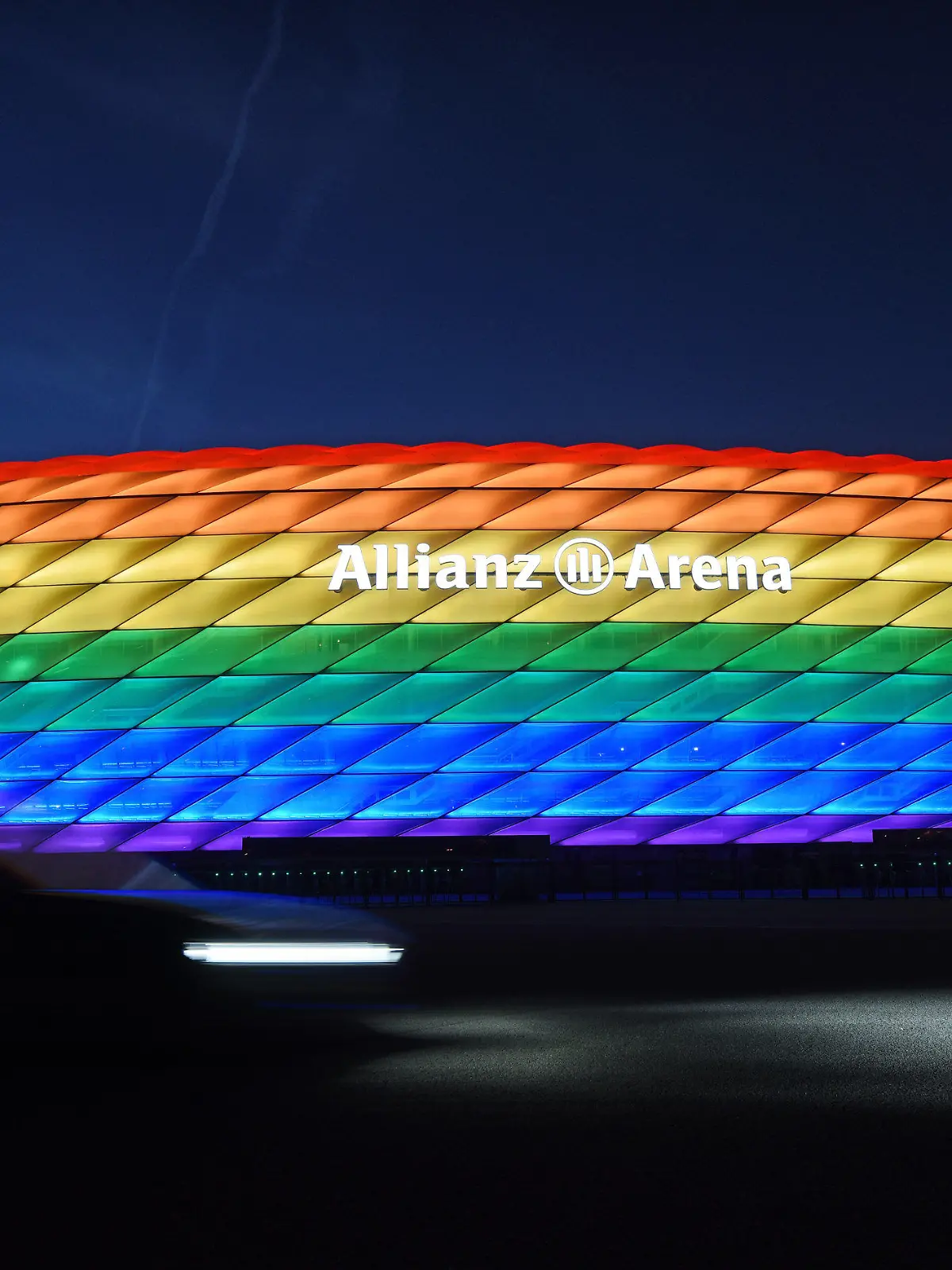 ARCHIV - 09.07.2016, Bayern, München: Die Hülle der Allianz Arena leuchtet anlässlich des Christopher Street Days in Regenbogenfarben. (zu dpa: «Lesben- und Schwulenverband für EM-Stadion in Regenbogenfarben») Foto: Tobias Hase/dpa +++ dpa-Bildfunk +++