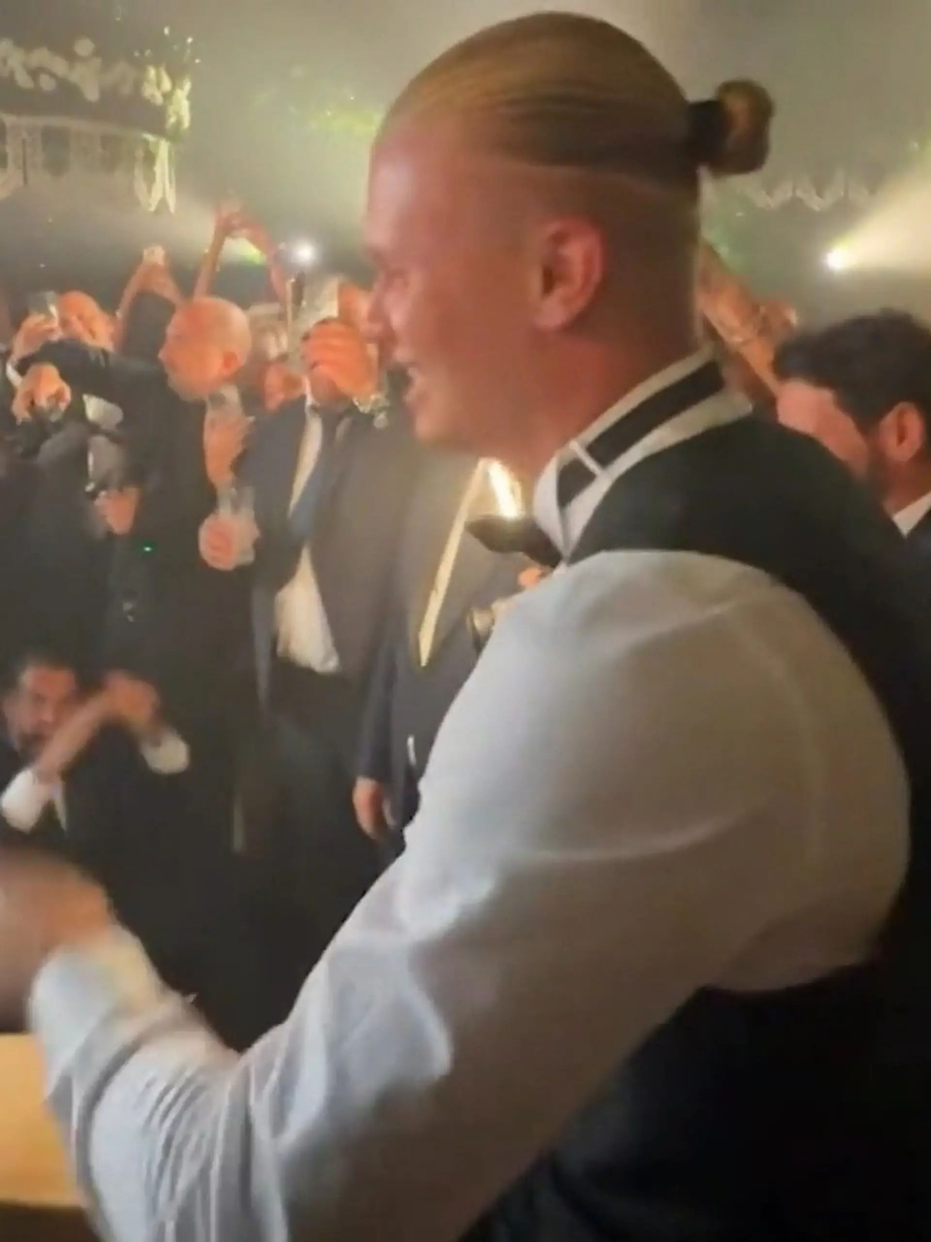 Bild zu: "Norwegen-Star Erling Haaland mischt Hochzeit auf! "