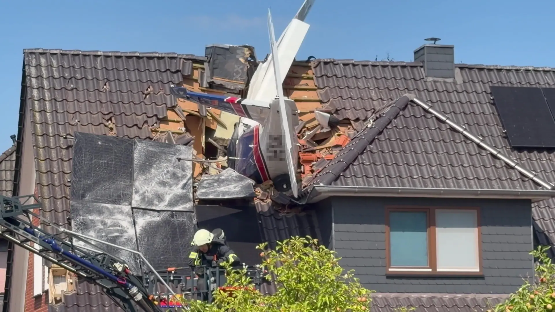 Bild zu: "Kleinflugzeug stürzt in Wohnhaus – ein Toter, zweite Person noch vermisst"