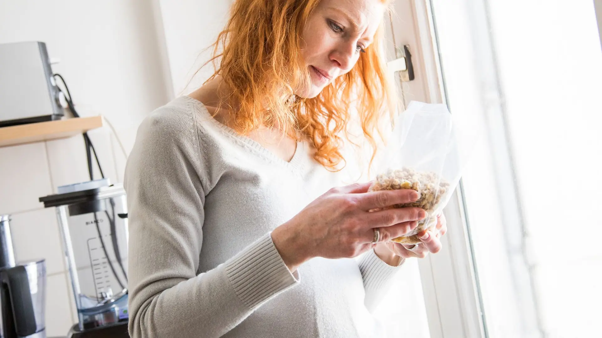 Motten im Müsli? Lebensmittelschädlinge wird man nur dann los, wenn man alle befallenen Vorräte entsorgt und die Schränke gründlich reinigt.