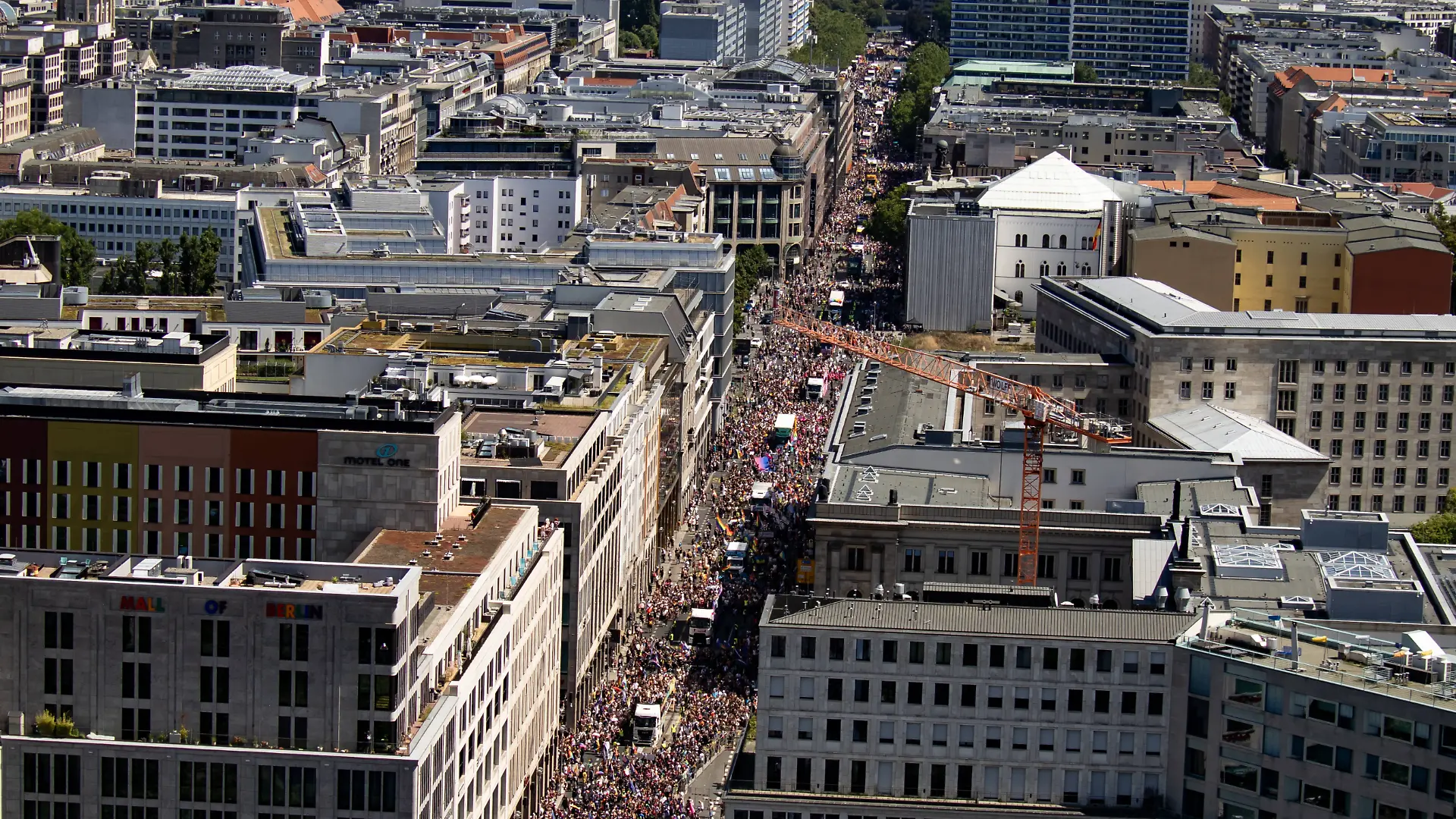 Menschen von oben in am Leipziger Platz beim 48. Christopher Street Day Demonstration in Berlin am 25. Juli 2026. Christopher Street Day Demo in Berlin *** Aerial view of people at Leipziger Platz during the 48th Christopher Street Day demonstration in Berlin on July 25, 2026 Christopher Street Day demonstration in Berlin