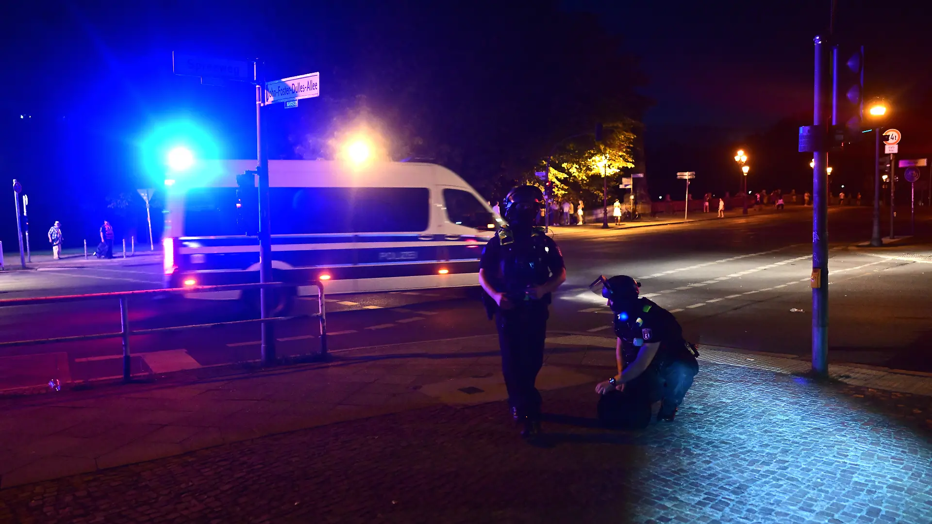 Einsatzkräfte der Polizei sind im Einsatz nach dem Abbruch des Christopher Street Day (CSD). Wegen einer Polizeilage ist der Christopher Street Day in Berlin abgebrochen worden. Sie behandelten mehrere verletzten Personen, sagte Polizeisprecher Nath in einem veröffentlichten Video bei X. Die Polizei sei mit zahlreichen Polizisten und Rettungskräften im Einsatz. Alle Besucherinnen und Besucher wurden gebeten, den Bereich zu verlassen.
