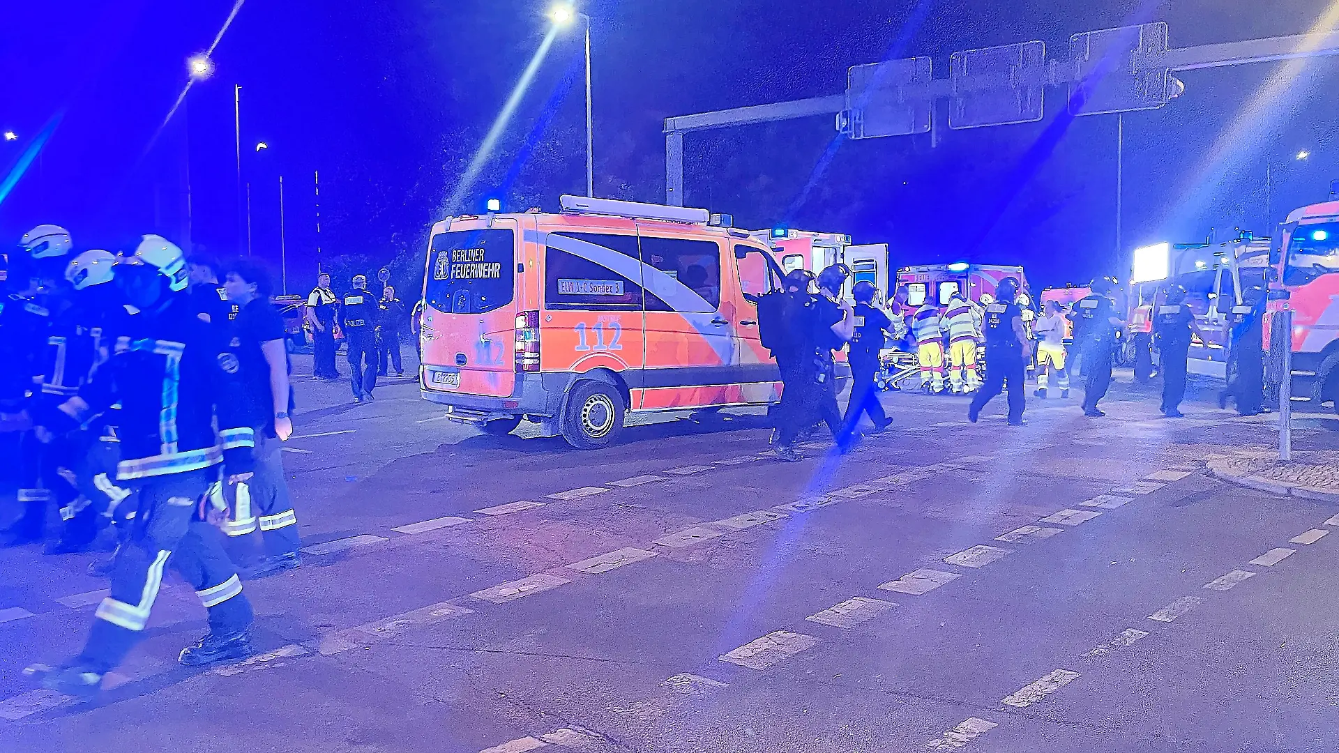 Berlin, Deutschland: Auto fährt bei CSD in Menschenmenge: Polizei und Rettungskräfte versorgen Verletzte