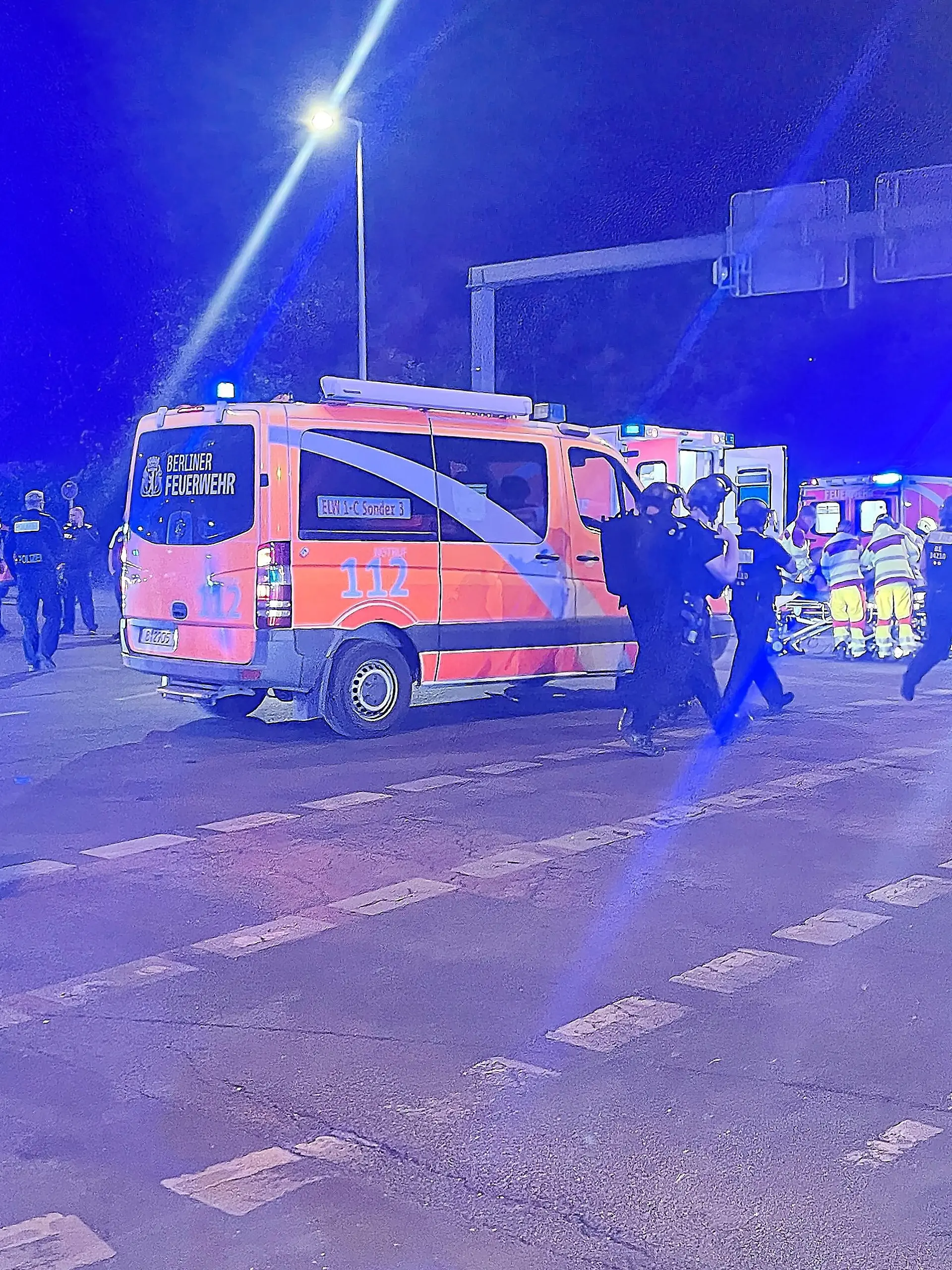 Berlin, Deutschland: Auto fährt bei CSD in Menschenmenge: Polizei und Rettungskräfte versorgen Verletzte