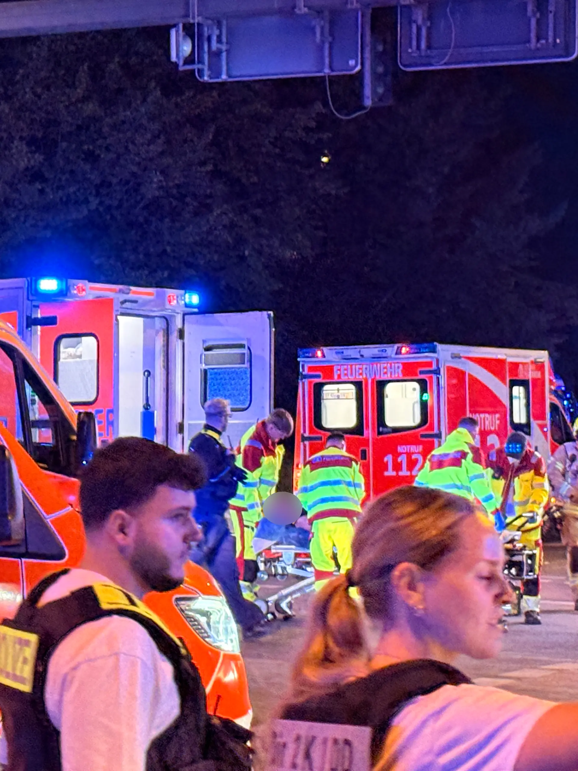 Bild zu: "Im Live-Ticker: Auto rast in Berliner CSD-Party – Toter und viele Verletzte"