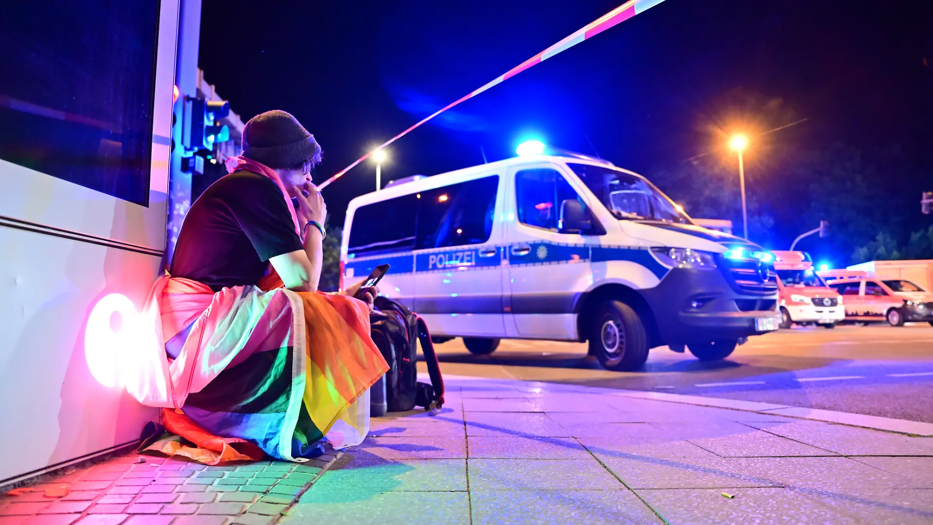 Auto rast in Menschenmenge - CSD in Berlin abgebrochen (1).jpg