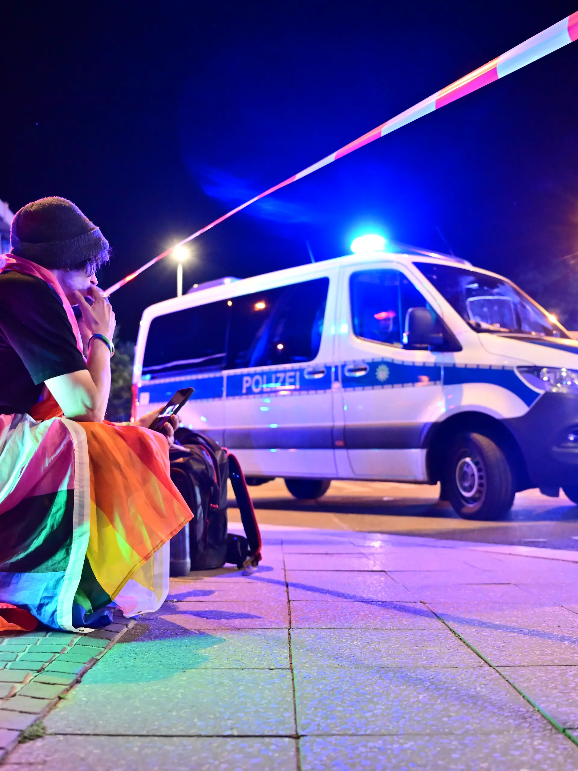 Bild zu: "Weißer Transporter rast in Berliner CSD-Party – Toter und viele Verletzte"
