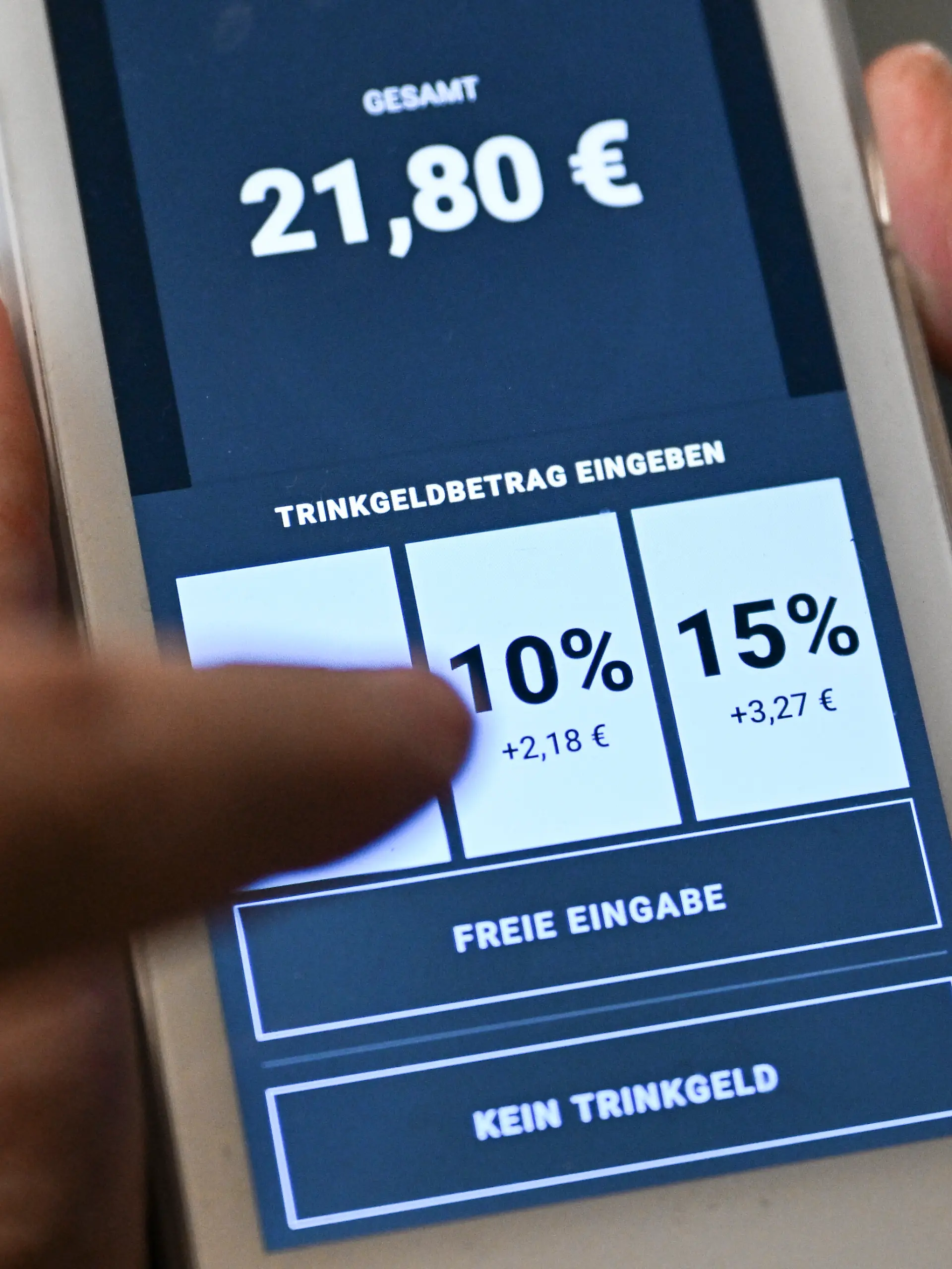 Auf einem Kartenlesegerät werden deutlich Trinkgeldbeträge angezeigt, die man bei der Zahlung antippen soll. Auch „Freie Eingabe“ und „Kein Trinkgeld“ sind möglich. Immer mehr Dienstleister bieten integrierte Trinkgeld-Funktionen an.