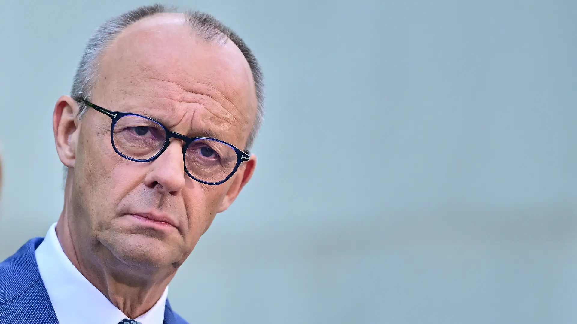 Bundeskanzler Friedrich Merz (CDU) während zu einer Pressekonferenz im Kanzleramt in Berlin zu personellen Veränderungen in Regierung und CDU.