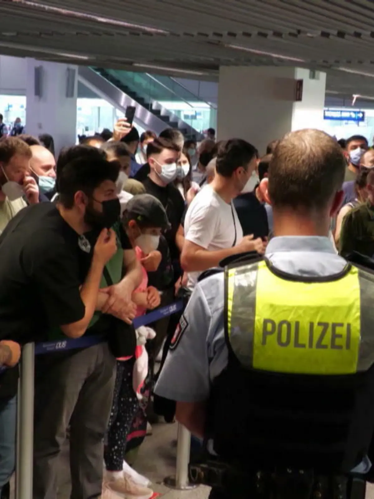 Die Airline hatte nicht genug Bodenpersonal, um die Fluggäste am Düsseldorfer Flughafen für Flüge in die Türkei abzufertigen. Es kam zu Flugausfällen und massiven Verspätungen.