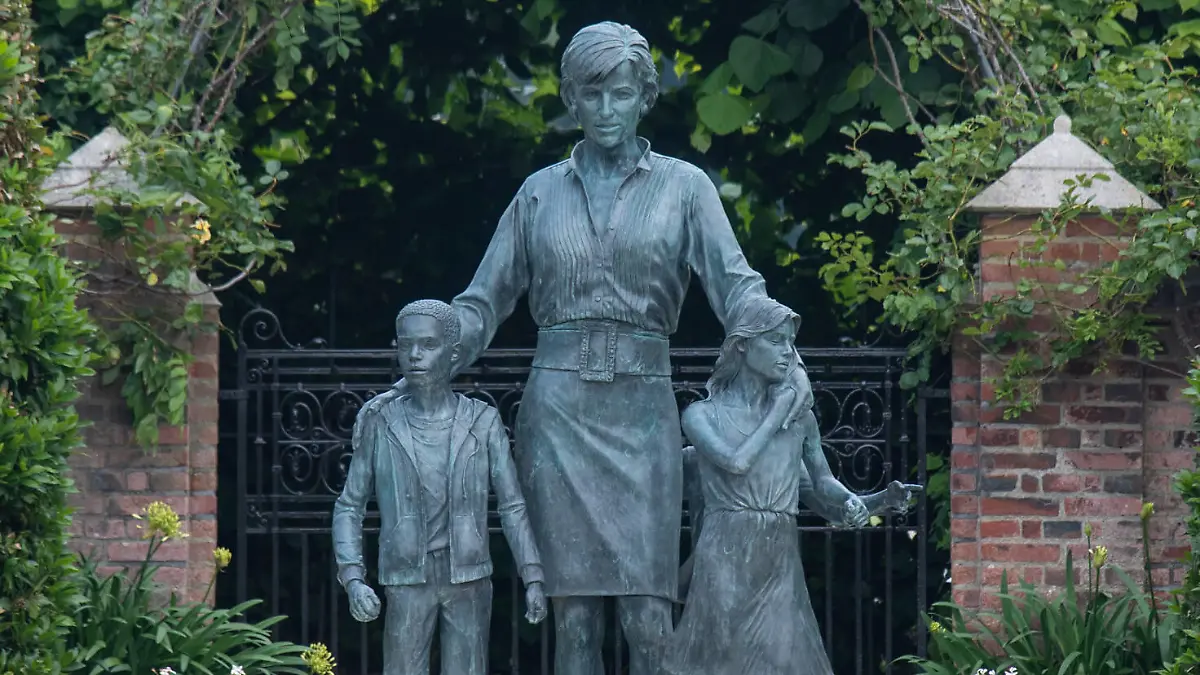 . 01/07/2021. London, United Kingdom. The new Princess Diana statue at Kensington Palace in London. PUBLICATIONxINxGERxSUIxAUTxHUNxONLY xPoolx/xi-Imagesx IIM-22341-0036