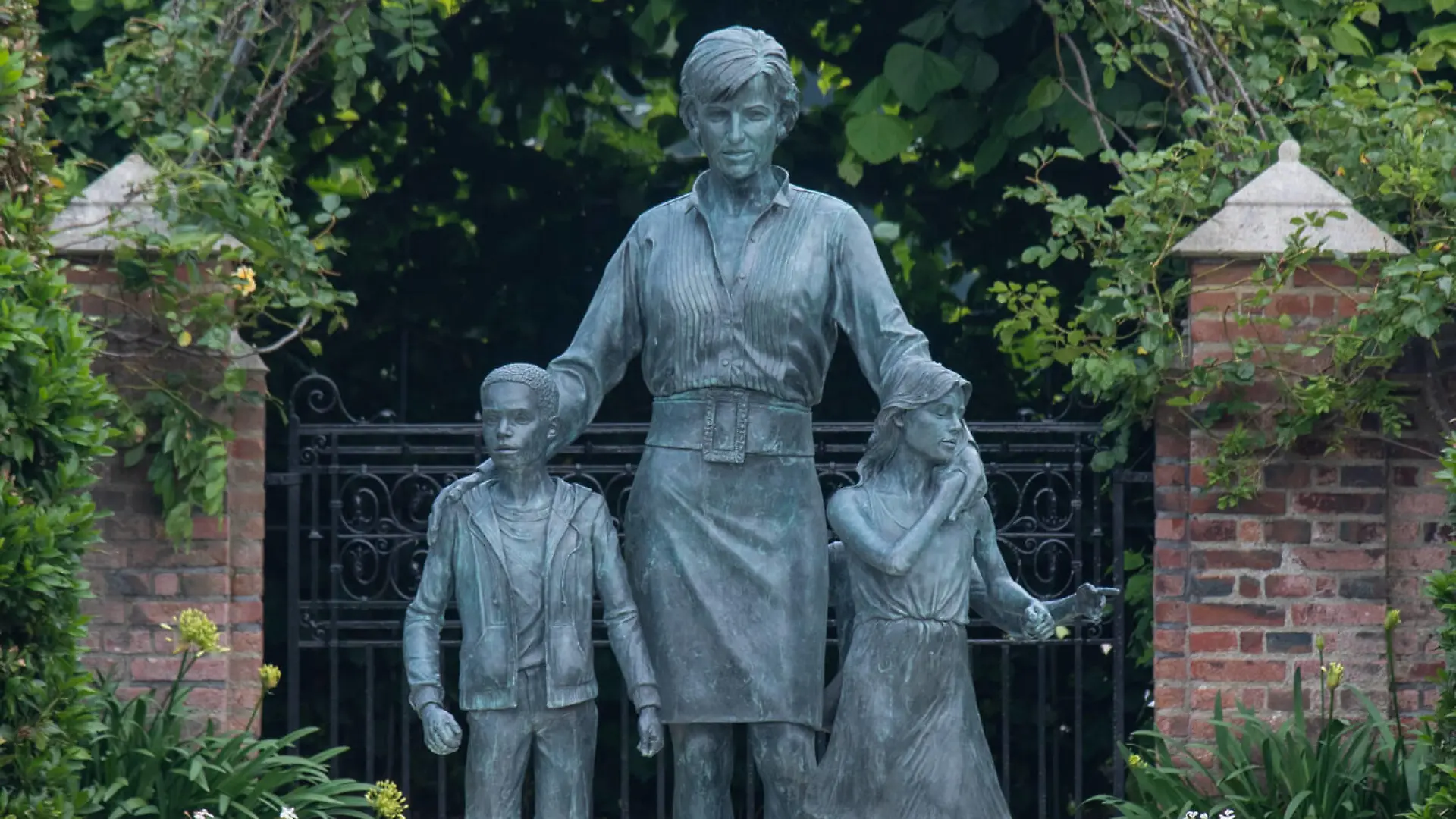 . 01/07/2021. London, United Kingdom. The new Princess Diana statue at Kensington Palace in London. PUBLICATIONxINxGERxSUIxAUTxHUNxONLY xPoolx/xi-Imagesx IIM-22341-0036 