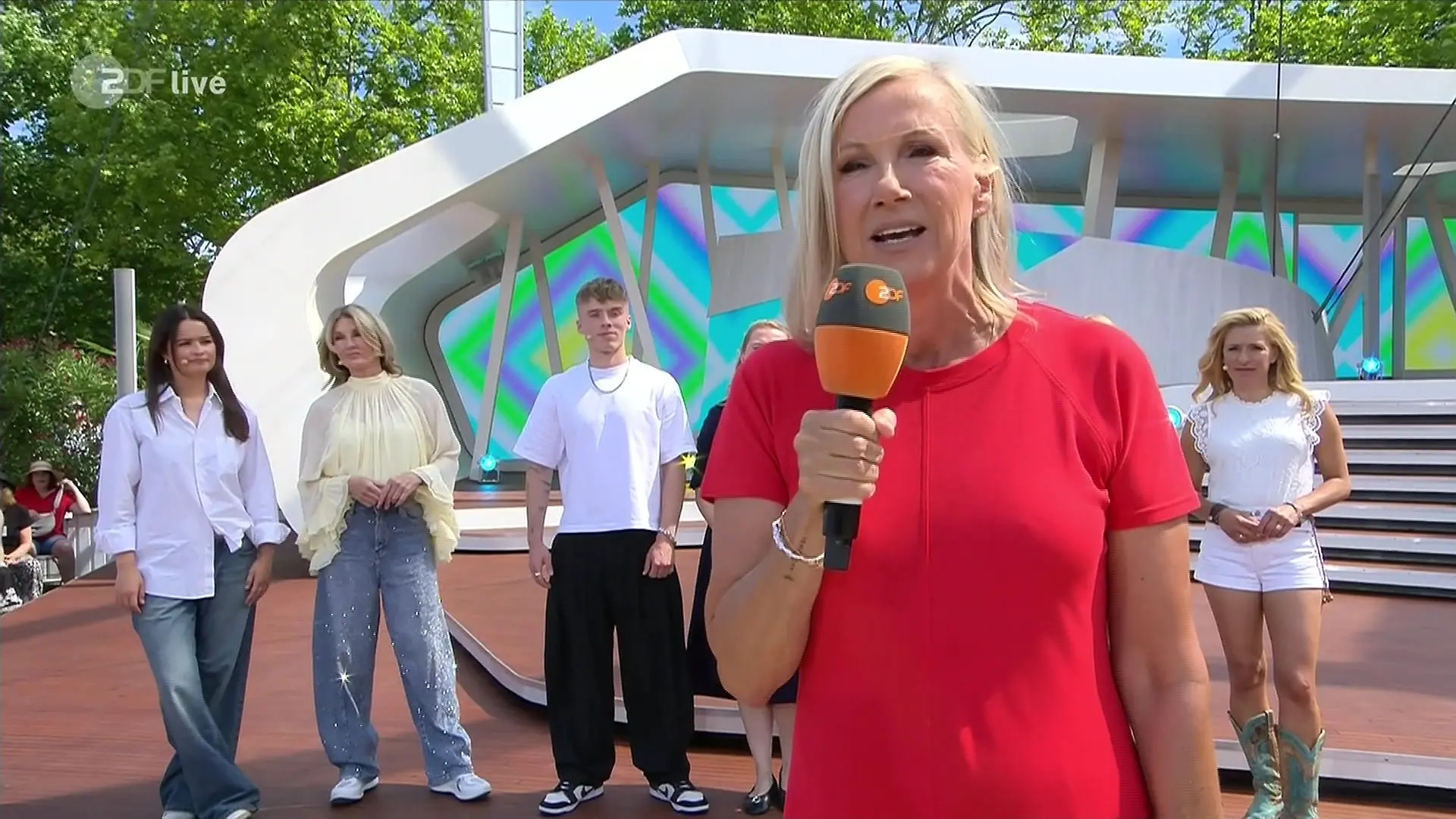 Andrea Kiewel beginnt den „ZDF-Fernsehgarten” mit einer Botschaft nach dem tödlichen Anschlag auf den CSD Berlin.