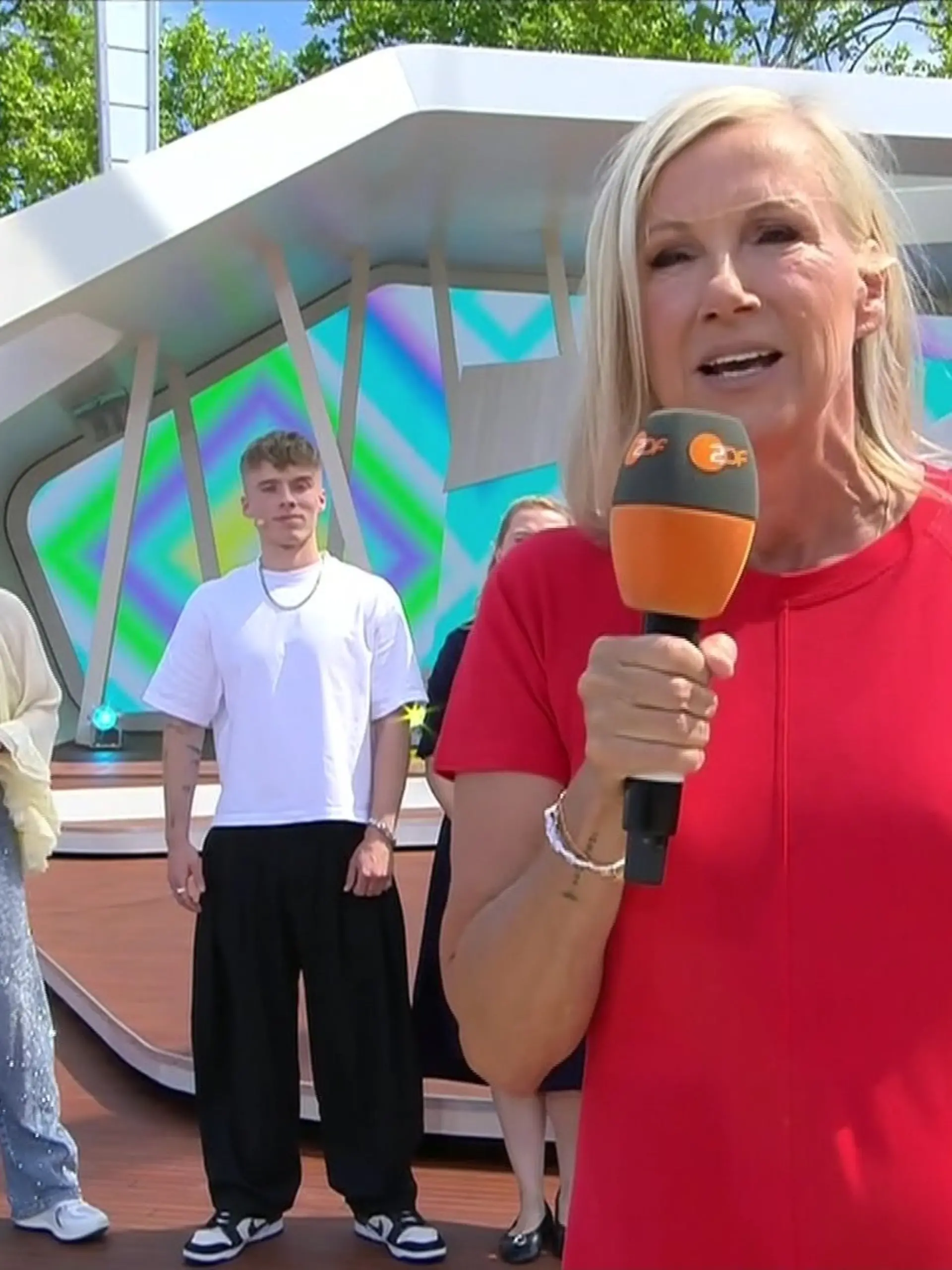 Andrea Kiewel beginnt den „ZDF-Fernsehgarten” mit einer Botschaft nach dem tödlichen Anschlag auf den CSD Berlin.