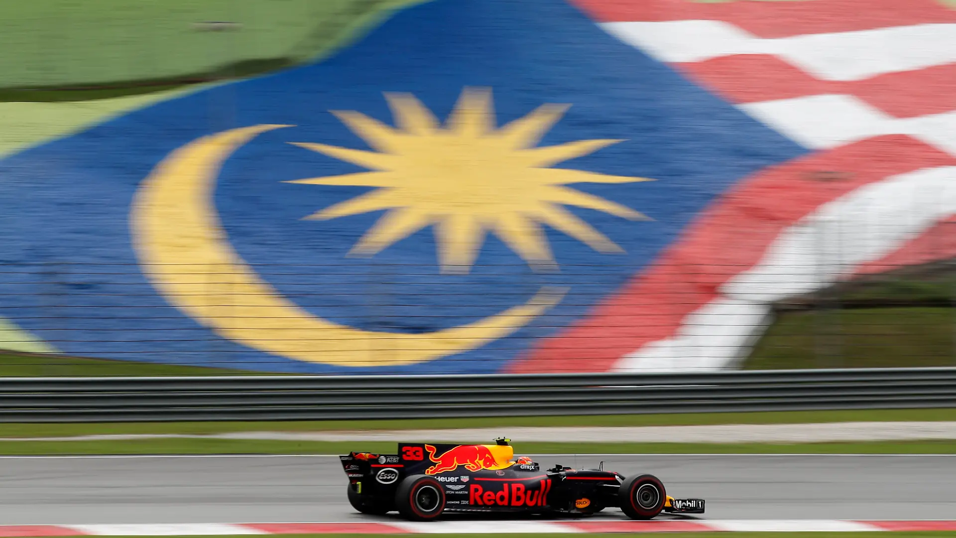 Motorsport: Formel-1-Weltmeisterschaft, Grand Prix von Malaysia am 01.10.2017 in Sepang (Malaysia). Der Niederländer Max Verstappen vom Team Red Bull Racing während des Rennens in Aktion. Foto: Vincent Thian/AP/dpa ++ +++ dpa-Bildfunk +++